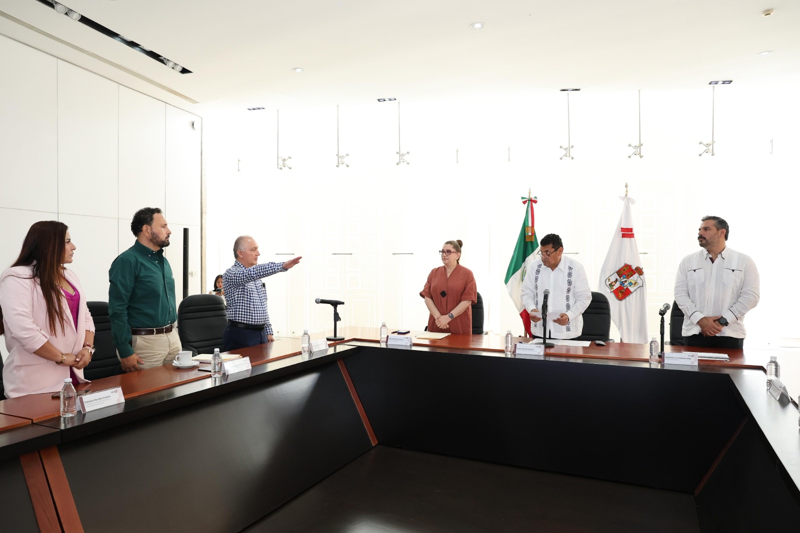 Toma protesta Javier May a Víctor Hugo Robles Calvillo como nuevo titular de CECAMET.