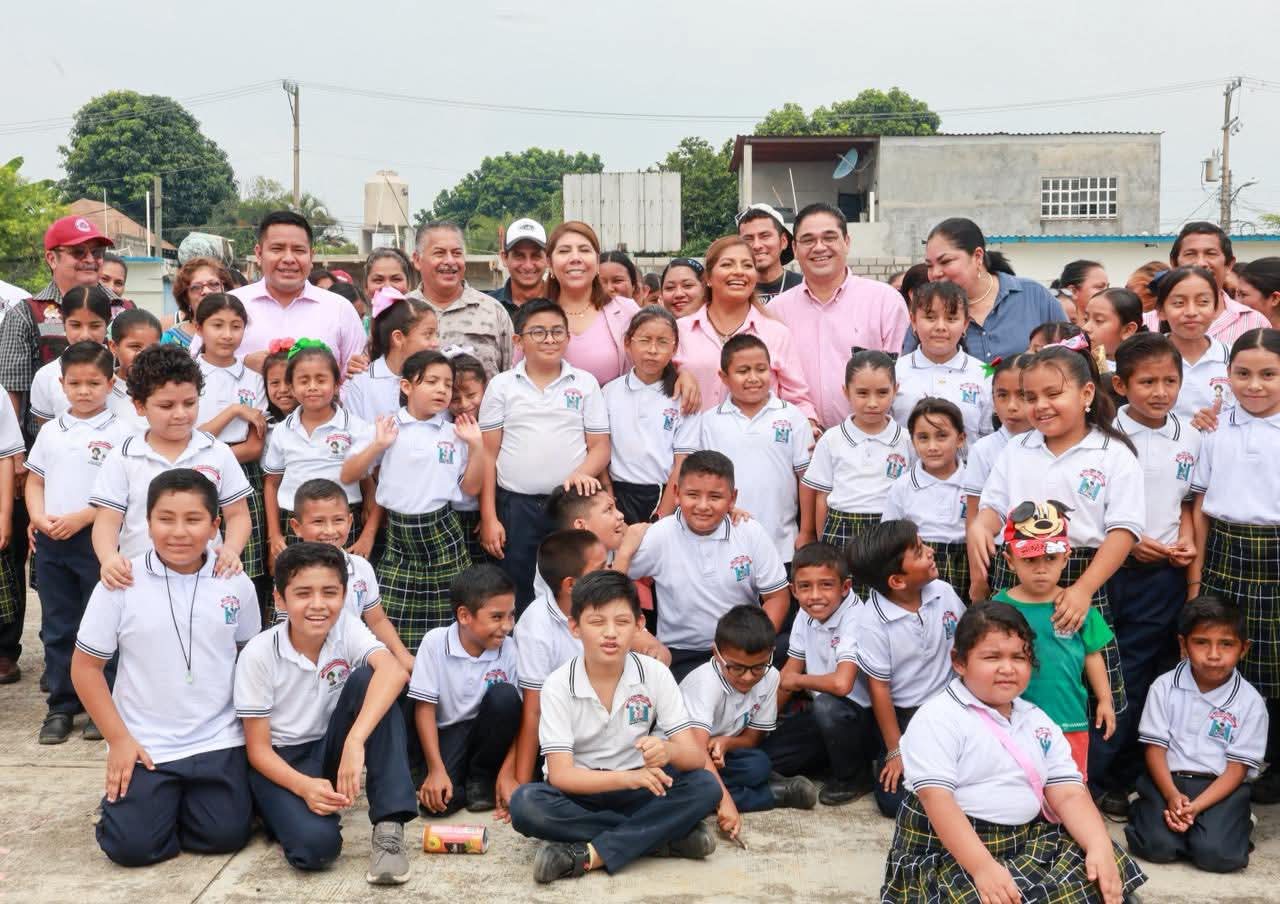 Alcaldesa de Huimanguillo inaugura el banderazo de construcción del domo en la escuela de El Torito.