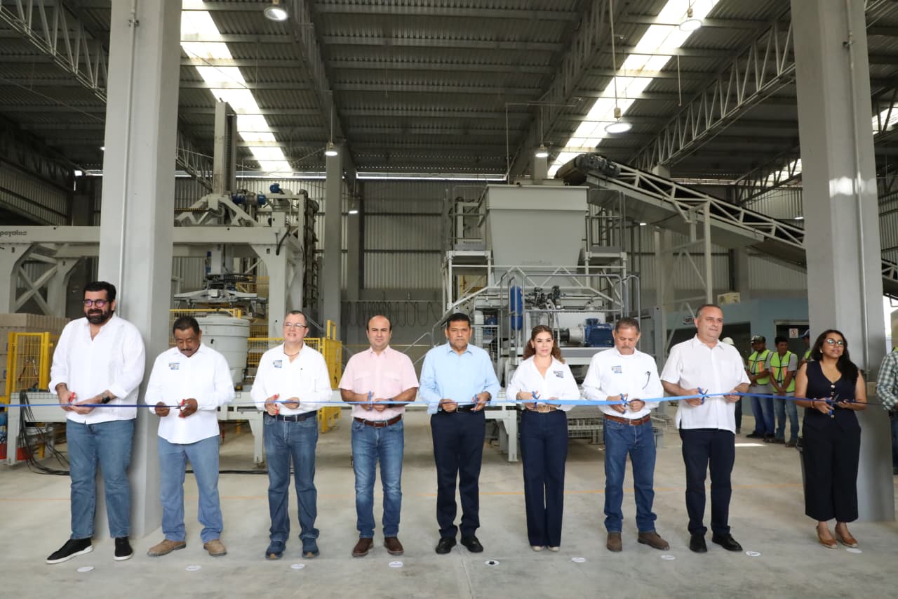 El Gobierno del Estado ha permitido el regreso de la seguridad y la confianza en los negocios, destaca empresaria al poner en marcha junto a Javier May nueva línea de producción de fábrica de block en Teapa.