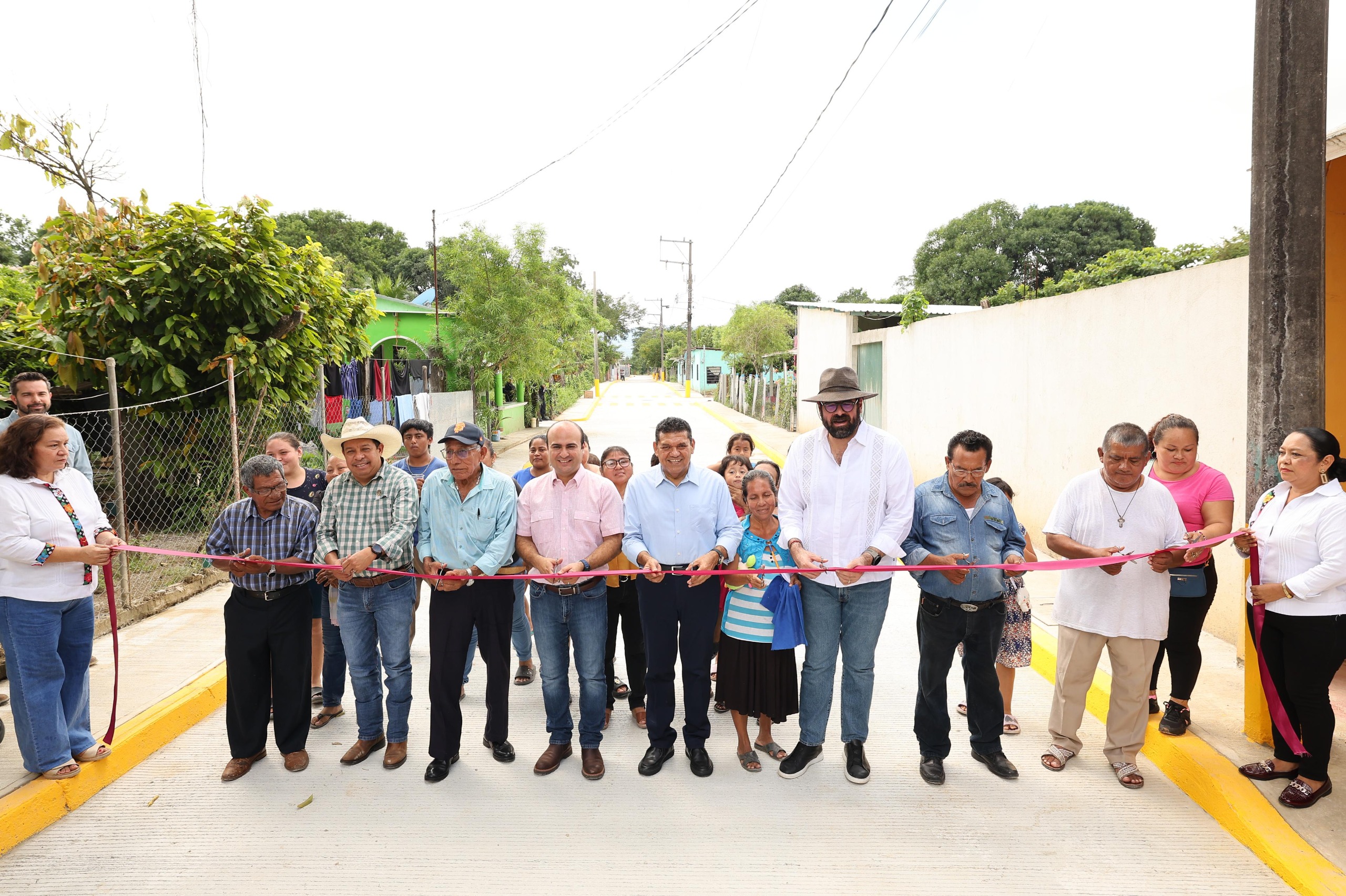 Con vialidades modernizadas y equipamiento urbano, Gobierno del Estado acorta brechas de desigualdad en Teapa: Javier May