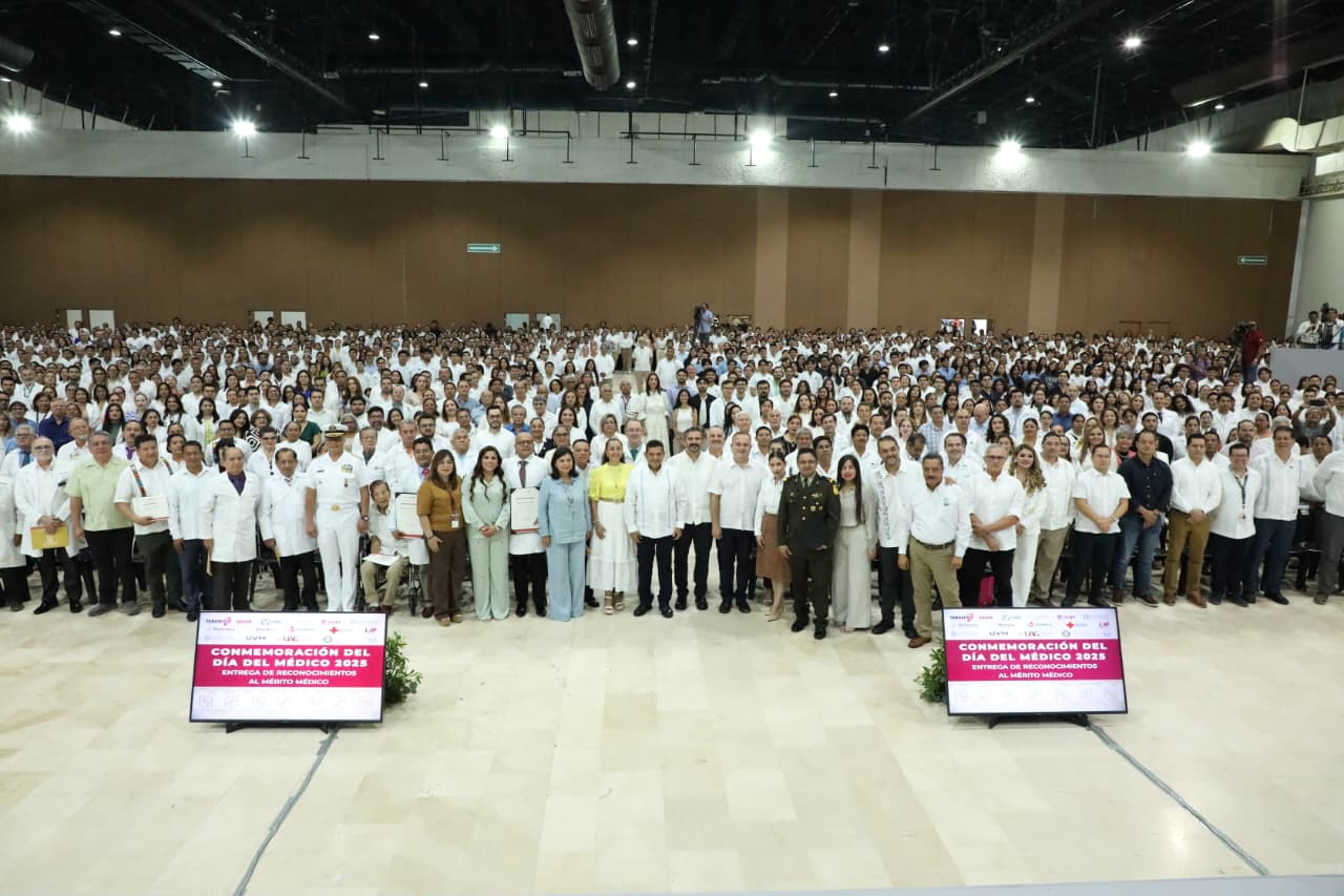 Gobierno del Estado respalda compromiso y responsabilidad social de profesionales de la salud; entrega Javier May reconocimientos y Medalla al Mérito Médico.