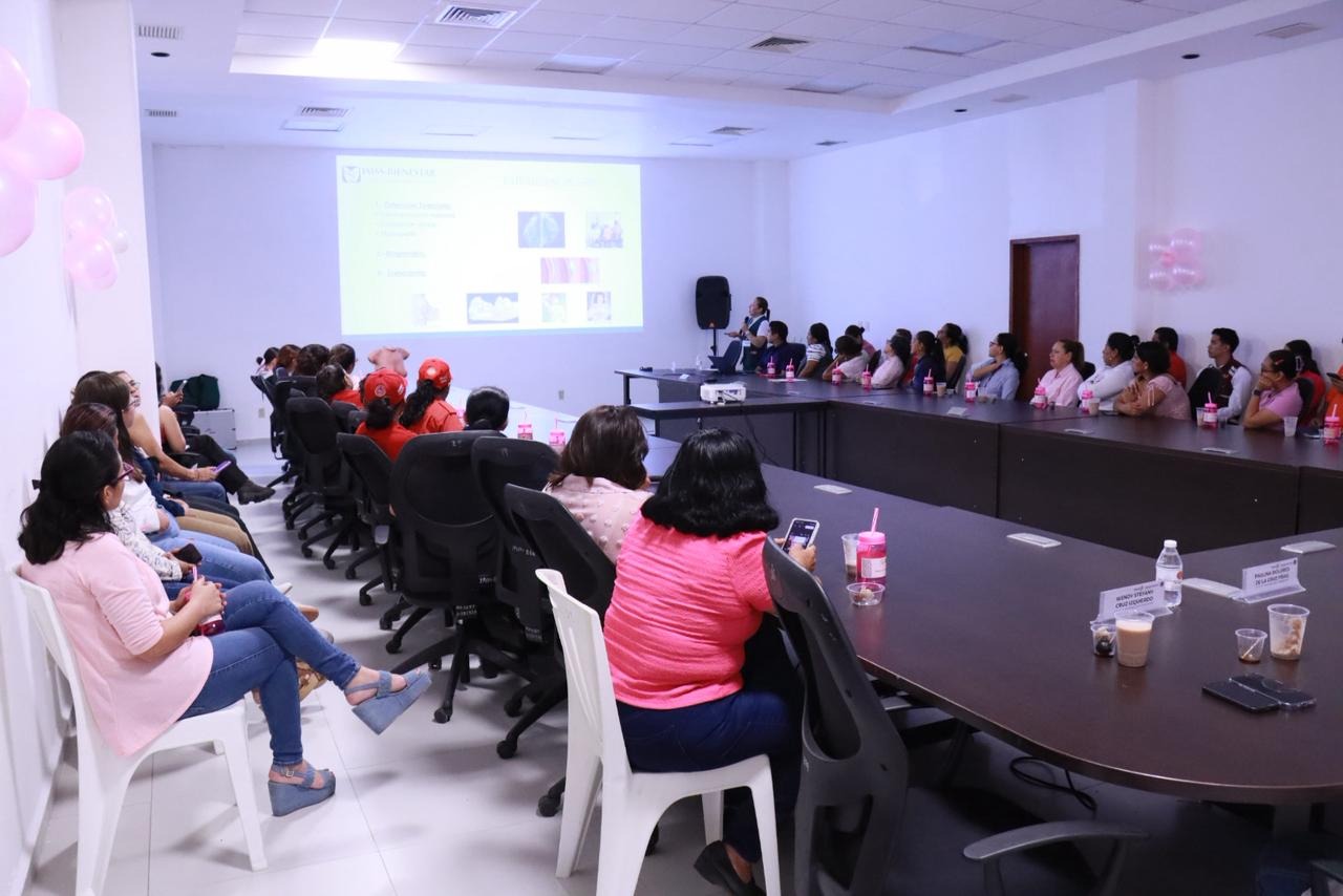 El IPCET se suma a la lucha contra el cáncer de mama con el taller “Patología de cáncer de mama y enseñanza de autoexploración”.