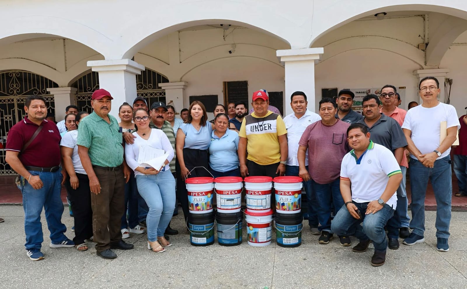 Alcaldesa de Huimanguillo realiza entrega de botes de pintura a productores de tortilla de distintas comunidades.
