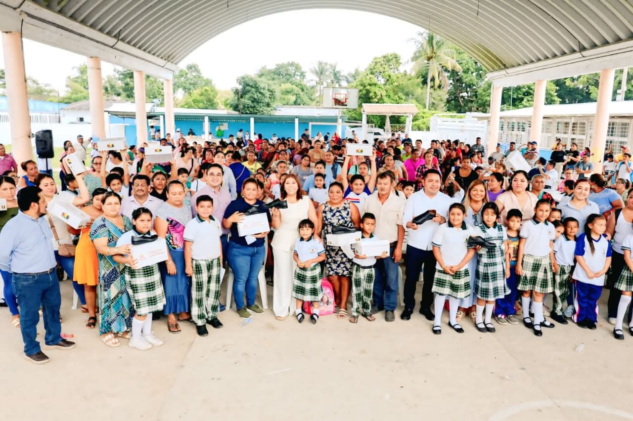 Alcaldesa de Huimanguillo realiza entrega de zapatos escolares en Nicolás Bravo, Blasillo 1ra. sección.