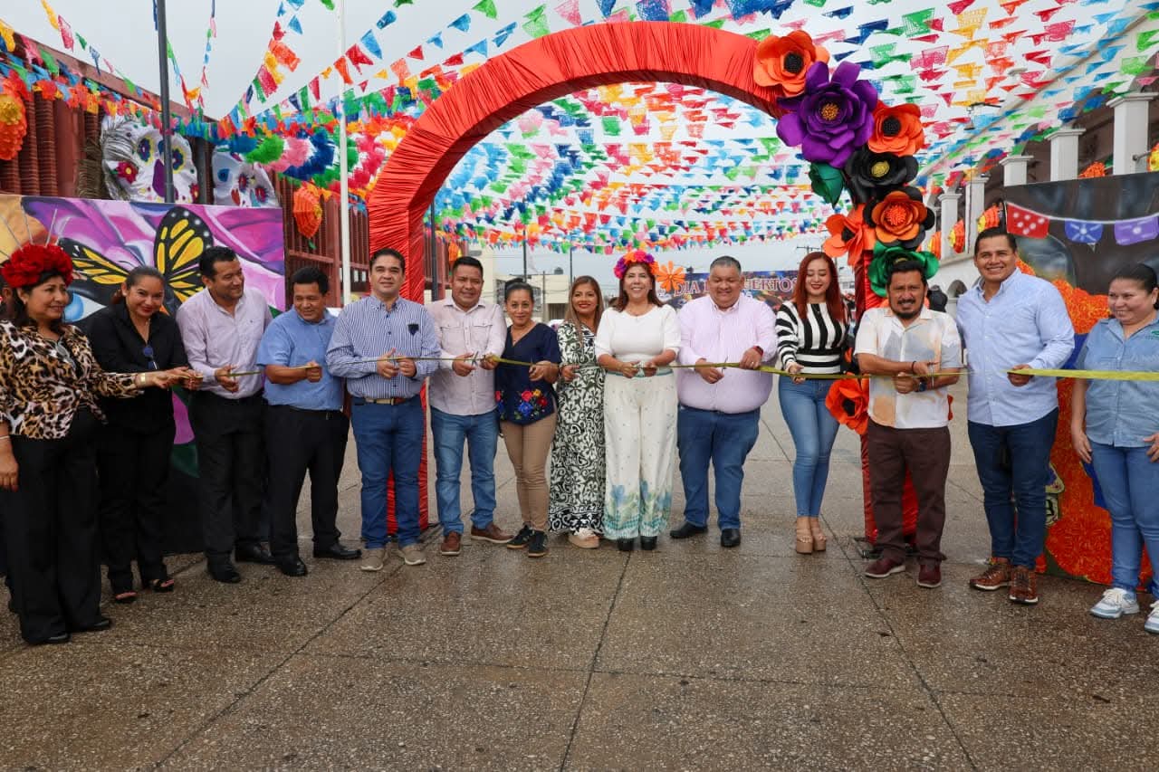 Alcaldesa de Huimanguillo encabeza concurso de altares en el marco del Día de Muertos.