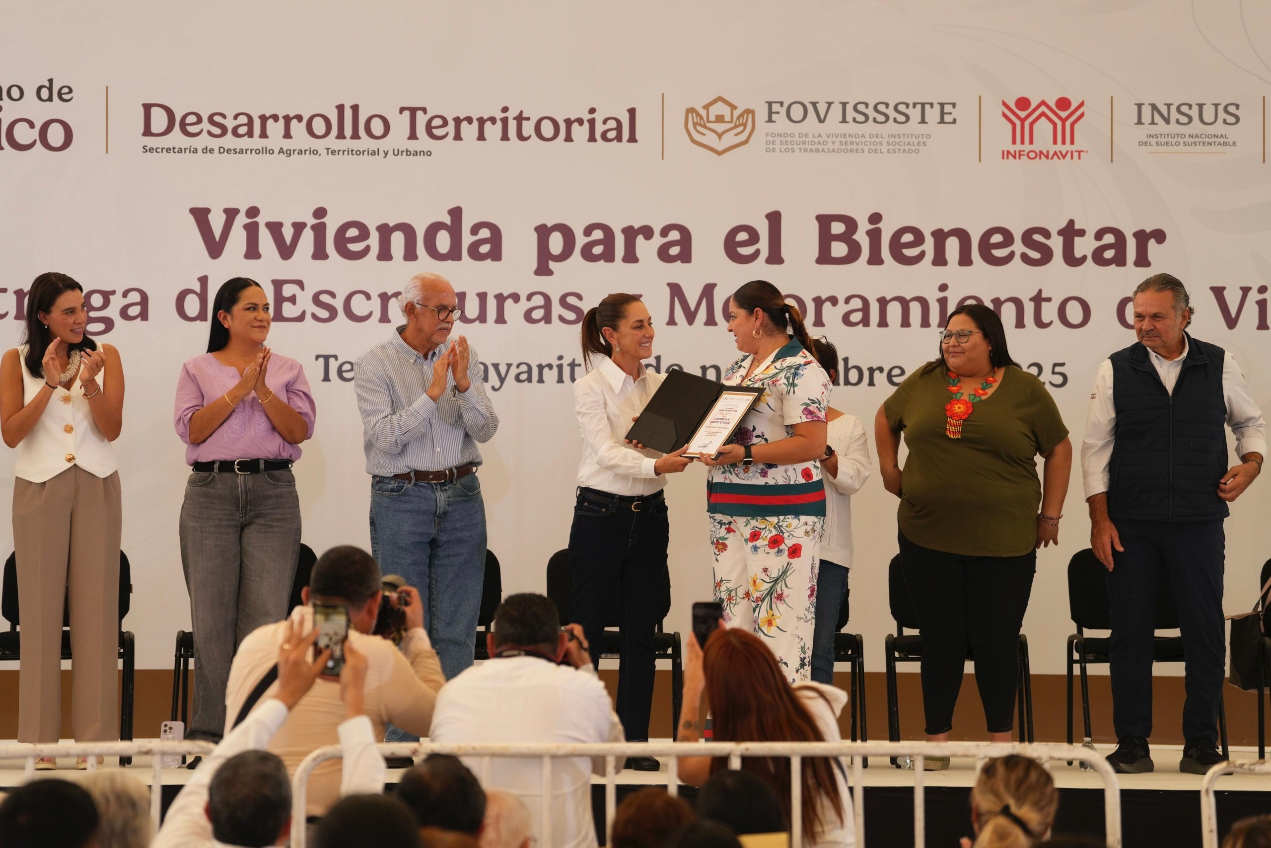 PRESIDENTA CLAUDIA SHEINBAUM ENTREGA 510 ESCRITURAS Y CONSTANCIAS DE REDUCCIÓN EN TEPIC, NAYARIT: “SE ESTÁ HACIENDO POR JUSTICIA”.