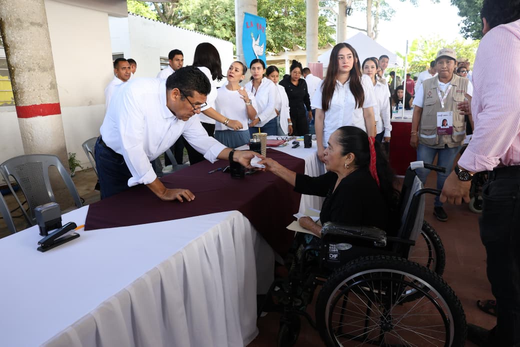 Gobierno del Estado impulsa bienestar de las familias con una política de territorio y cercana a la gente; encabeza Javier May audiencias públicas en Tierra Adentro.