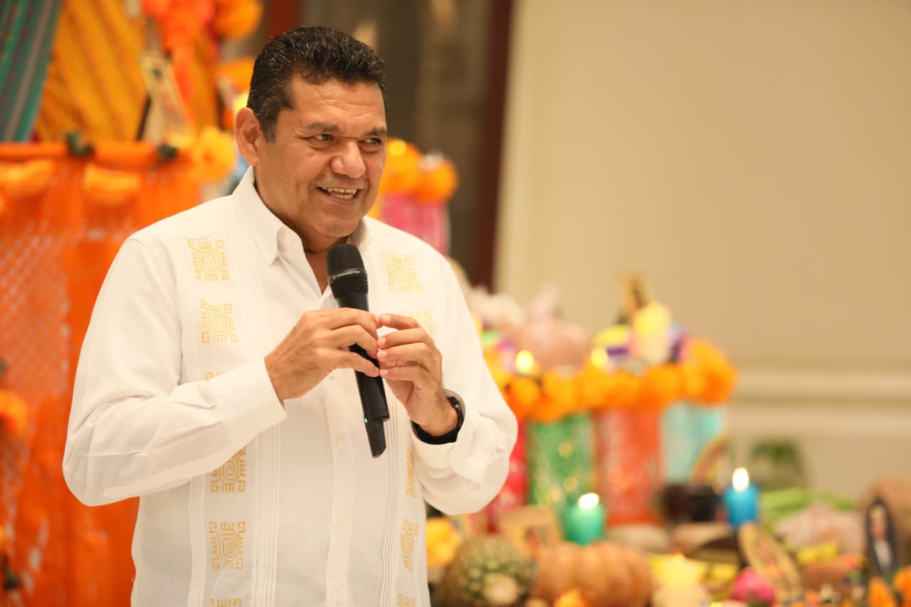 «Los seres humanos que se adelantaron, nunca se fueron, están con nosotros y nos inspiran a seguir adelante», asegura el Gobernador Javier May, en la presentación del altar de difuntos, en Palacio de Gobierno.