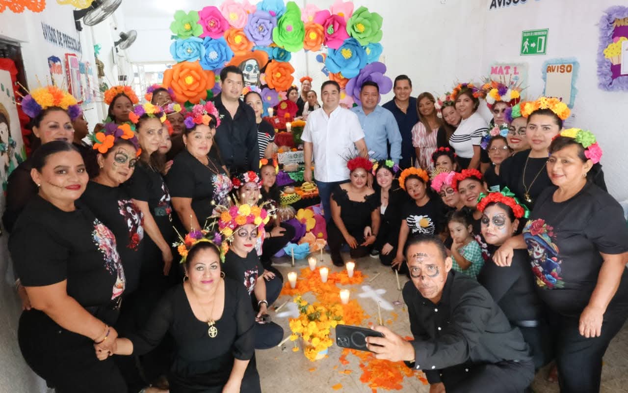 Alcaldesa de Huimanguillo junto con niñas y niños del Centro de Atención Infantil (CAI) participan en el Concurso de Catrinas y Catrines.