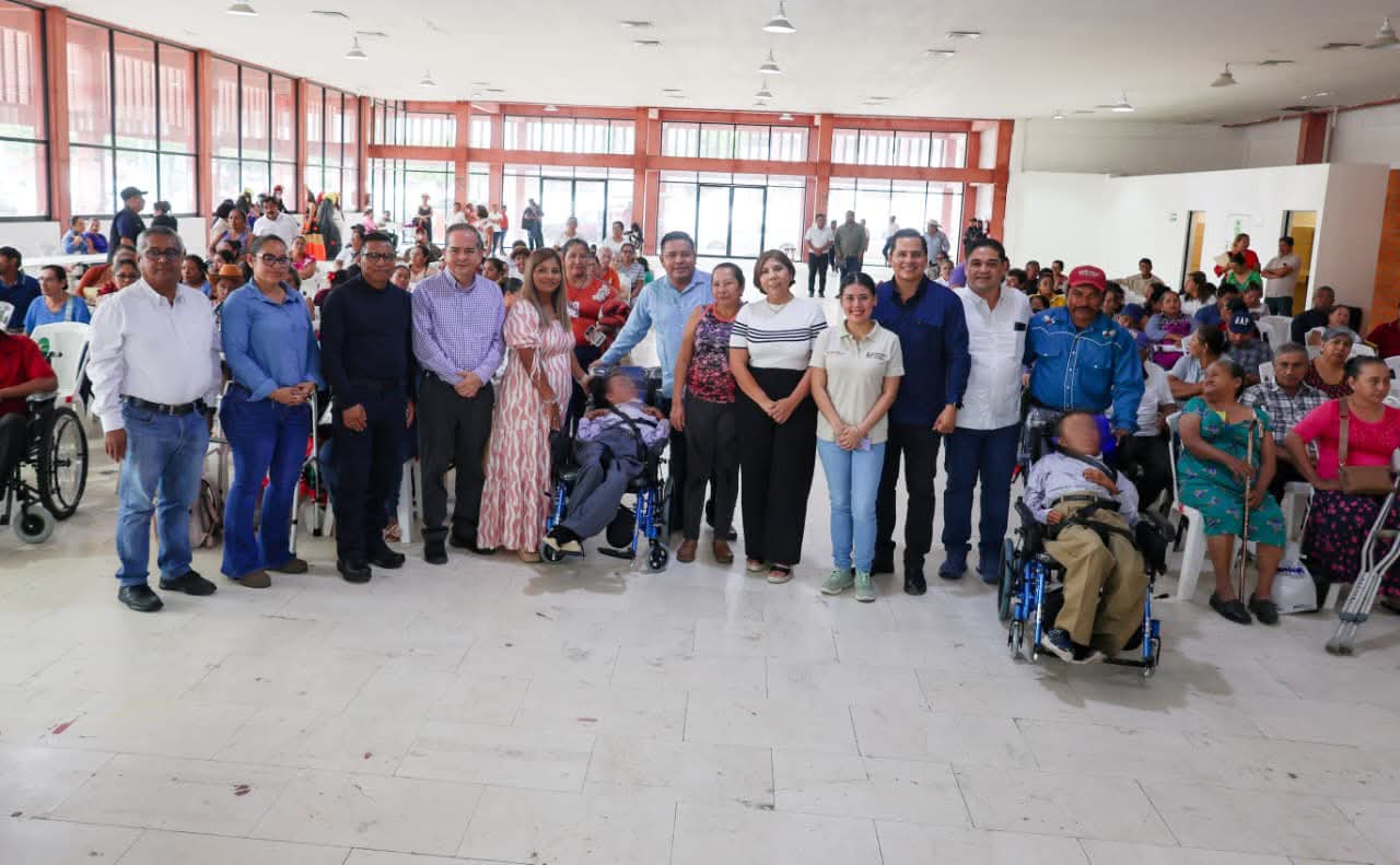 Mari Luz Velázquez Jiménez encabeza entrega de aparatos ortopédicos en beneficio de grupos vulnerables.