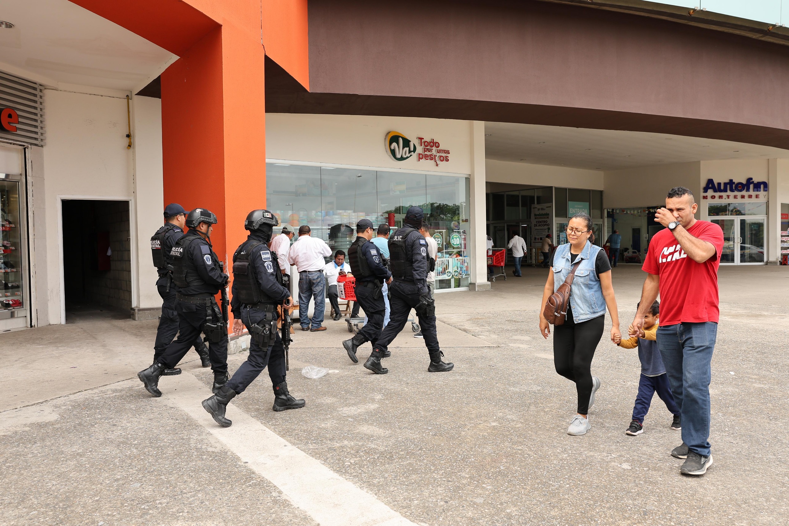 La SSPC refuerza operativos disuasivos en colonias y plazas de la capital tabasqueña.