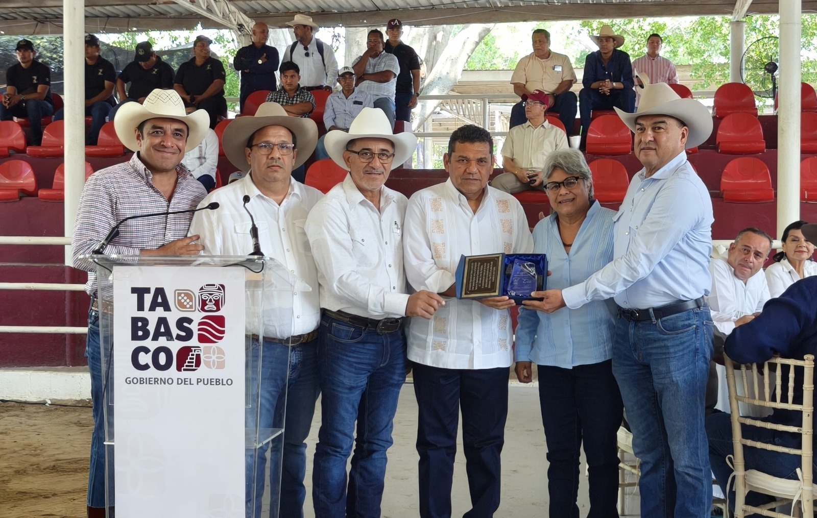 Ganaderos organizados de Tabasco reconocen al Gobernador Javier May por impulsar la grandeza ganadera estatal.