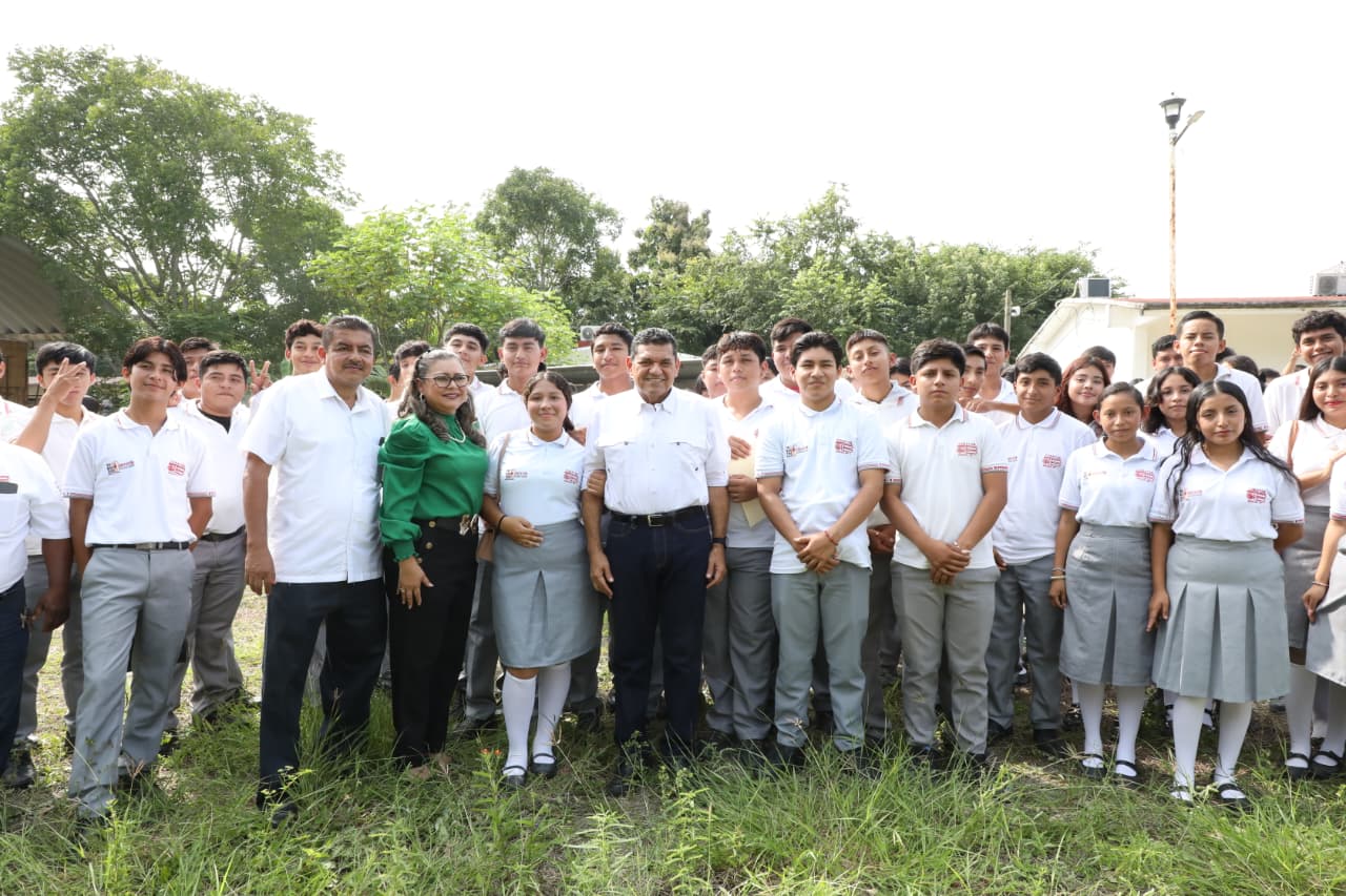 Gobierno del Estado mejorará infraestructura del EMSaD No. 1 en Tacotalpa, anuncia Javier May al encabezar celebración del 26 aniversario de ese plantel.