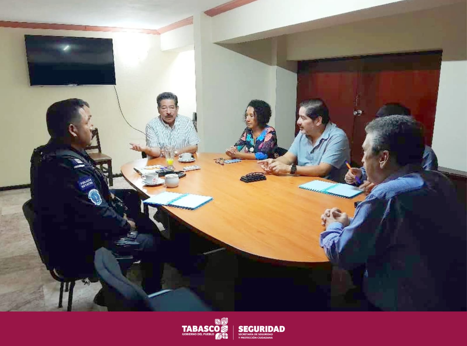 Elementos de SSPC se reúnen con el comité del Barrio Mágico, para reforzar la seguridad en las próximas fechas decembrinas.