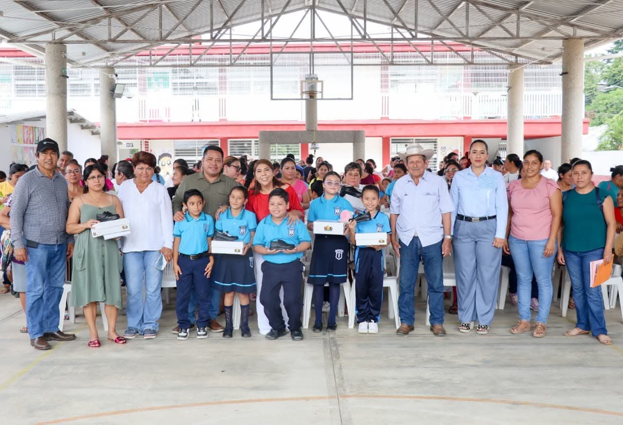 Alcaldesa de Huimanguillo fortalece la educación con entrega de calzado escolar gratuito en Villa San Manuel.