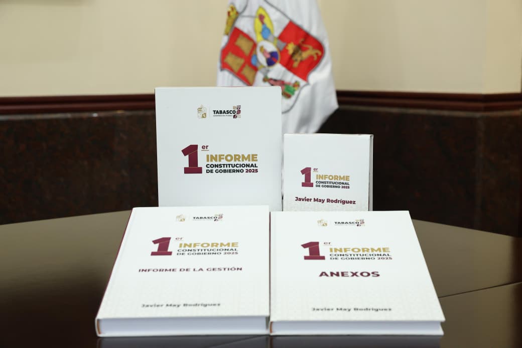 Entrega secretario de Gobierno Primer Informe del Gobernador Javier May Rodríguez al Congreso estatal.