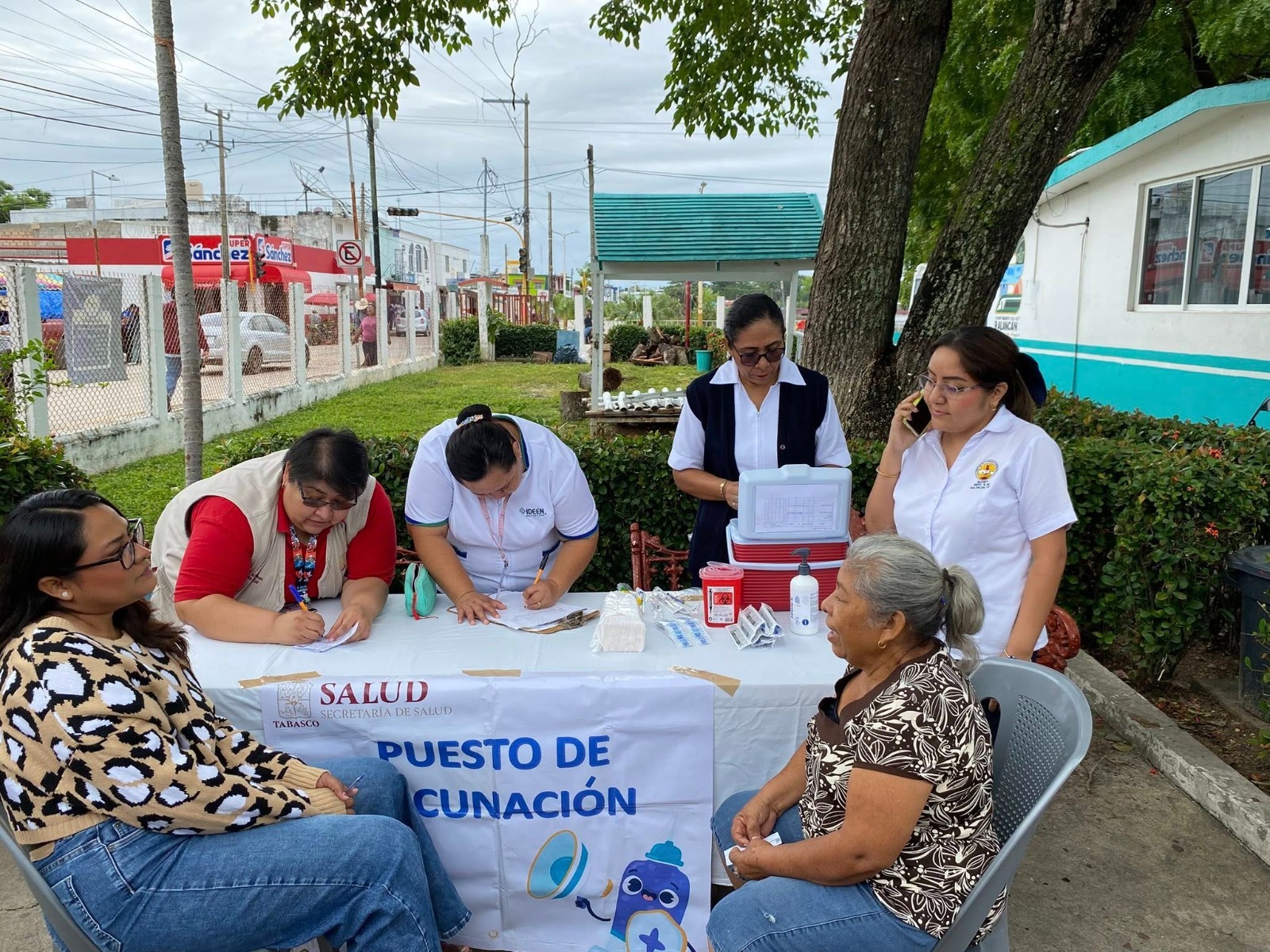 Exhorta Salud a tabasqueños a vacunarse contra la influenza, covid-19 y neumococo.