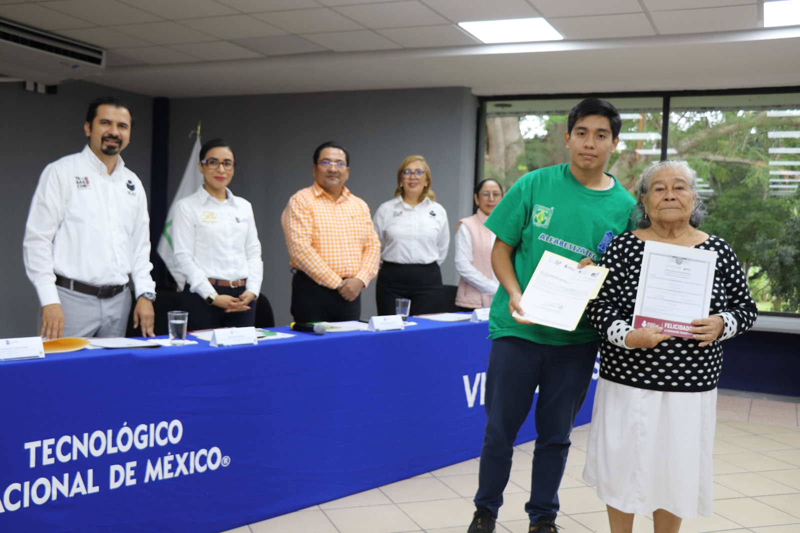 Certifican estudios usuarios del IEAT con apoyo de alumnos del Tec Villahermosa.