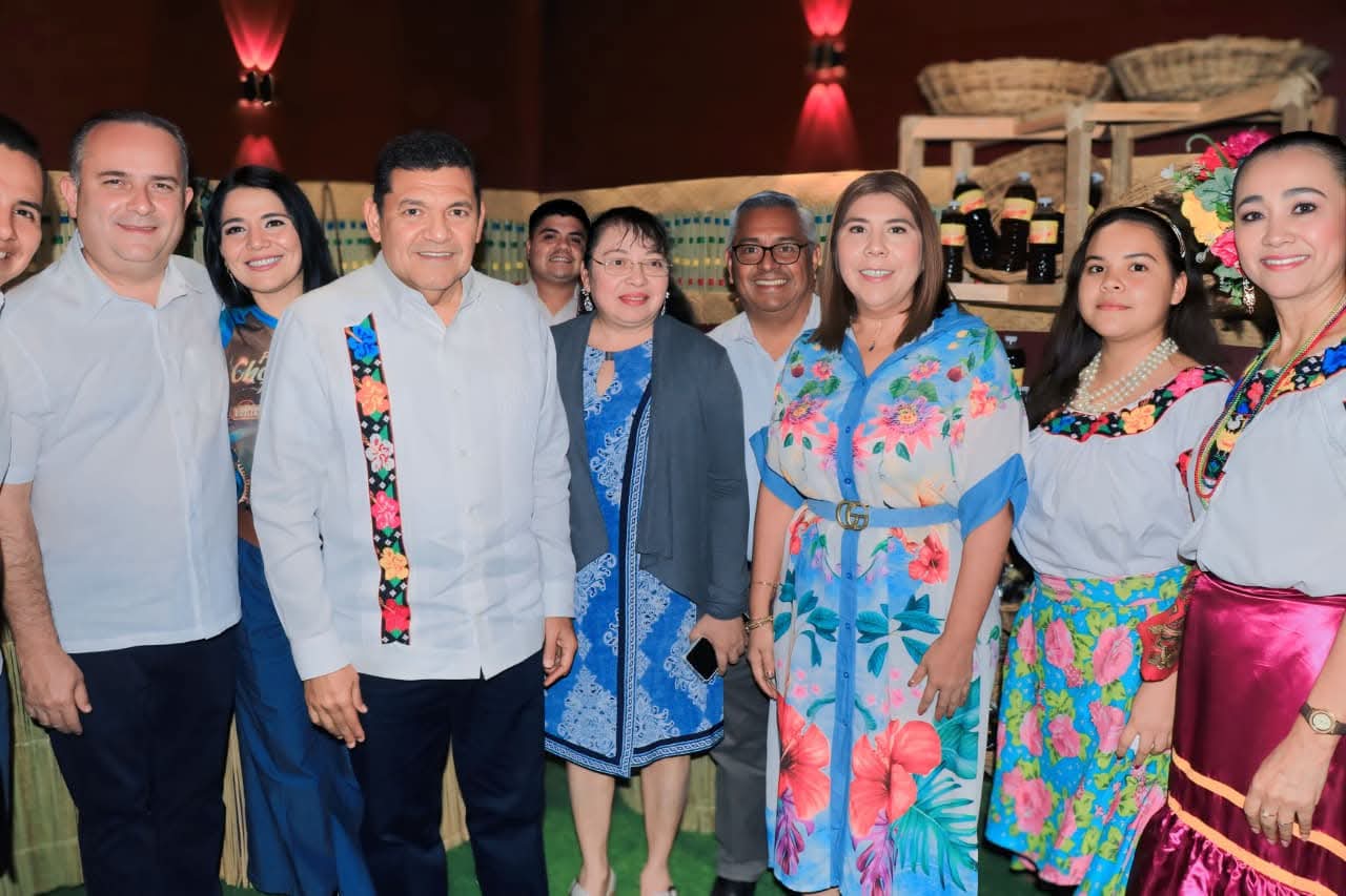 Mari Luz Velázquez Jiménez, inauguró junto al gobernador Javier May Rodríguez, el stand de Huimanguillo en la edición 14 del Festival del Chocolate 2025.