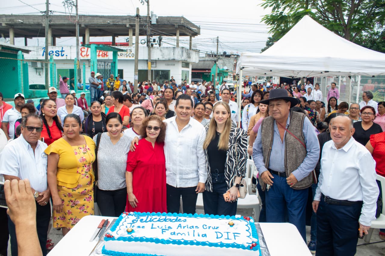 Familia DIF Huimanguillo celebra el cumpleaños de José Luis Arias Cruz.