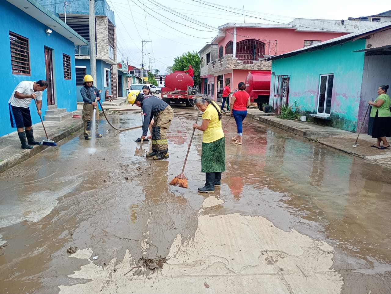 Centro Regional Sierra apoya por tres días labores de limpieza en comunidades de Jalapa.