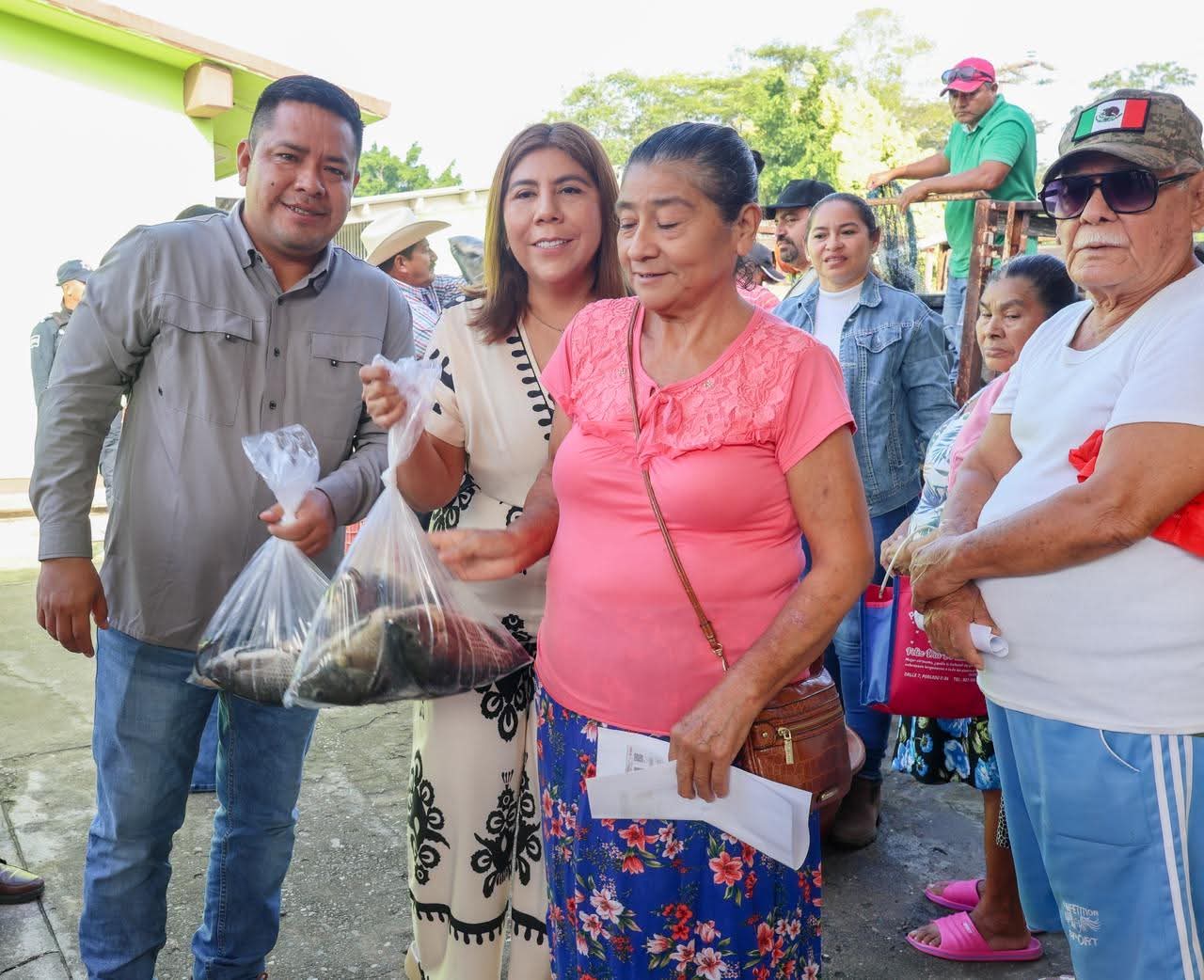 Presidenta Municipal de Huimanguillo, realiza una nueva entrega gratuita de mojarra tilapia en el ejido Palo Mulato Zapotal.