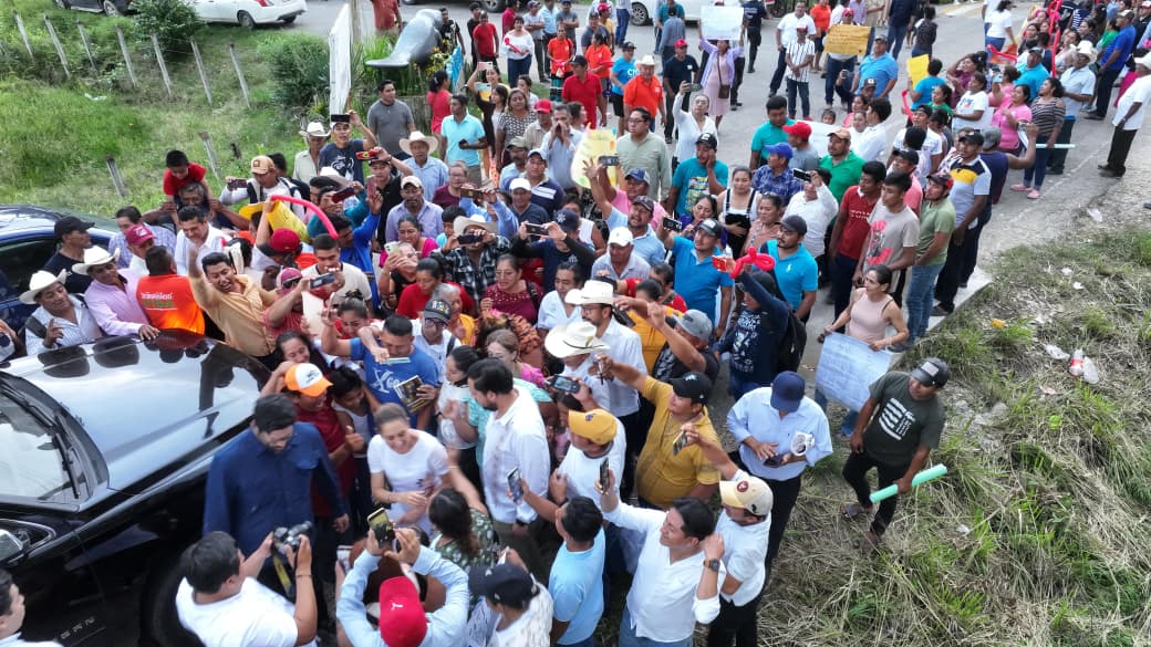 Sin estar en el programa de su gira, la Presidenta Claudia Sheinbaum se detiene en cruce de carreteras para saludar a cientos de jonutecos de comunidades rurales.