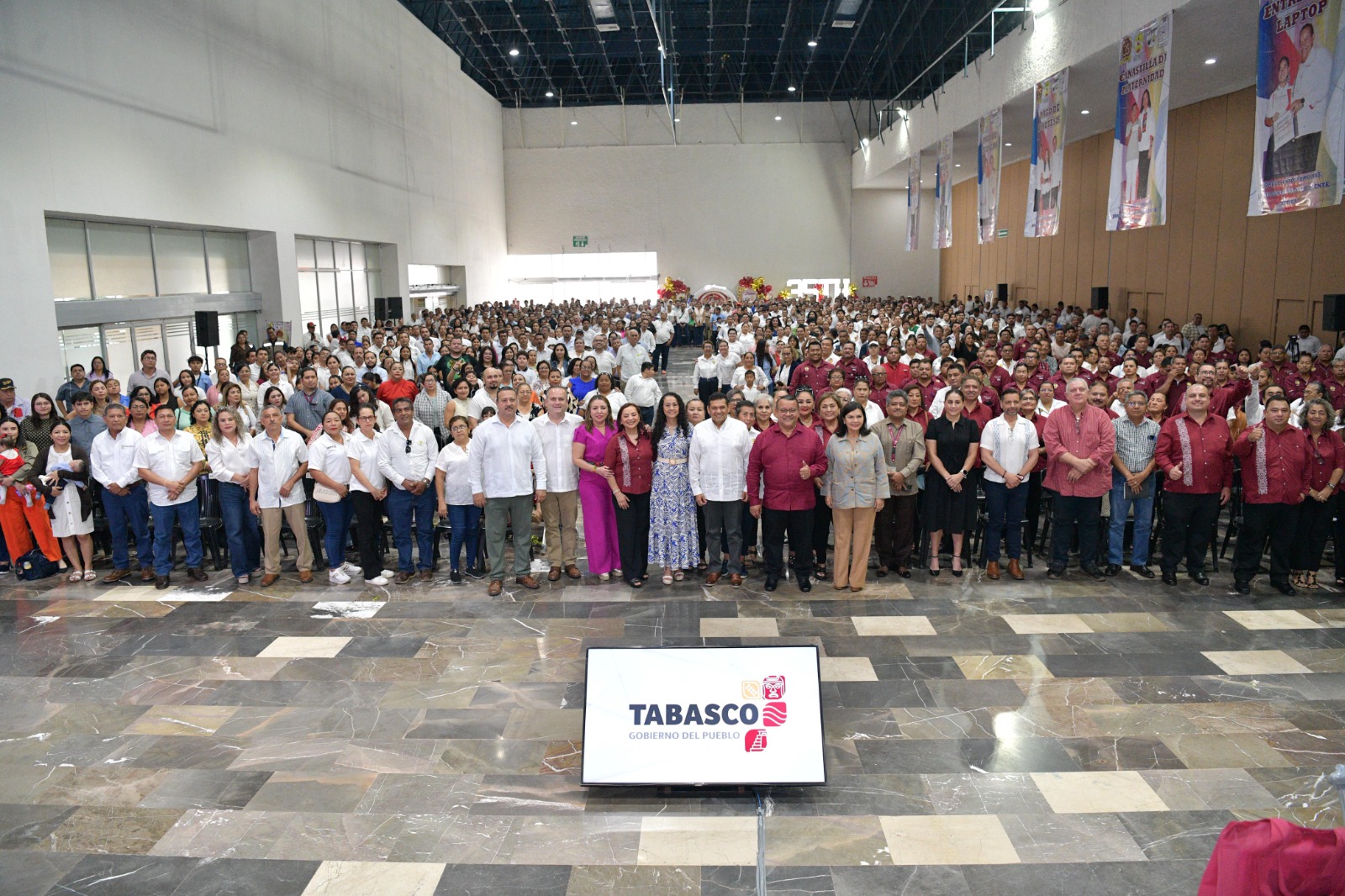 Refrenda Javier May compromiso del Gobierno de Tabasco con bienestar de trabajadores al servicio del estado; entrega apoyos y prestaciones a agremiados al SUTSET