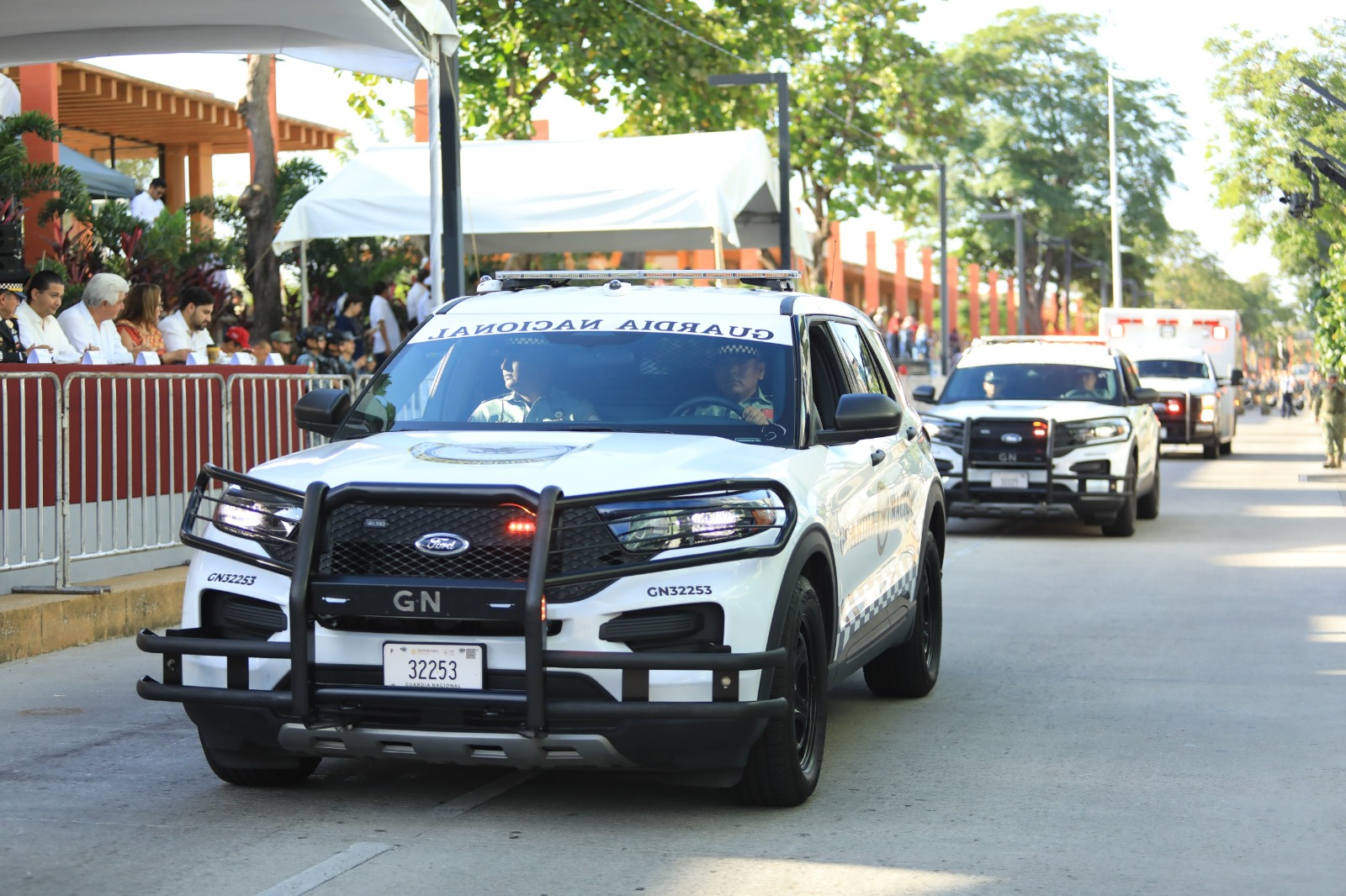 Alegría y júbilo en el Desfile Deportivo, Cívico y Militar del 115 aniversario de la Revolución Mexicana, presidido por el Gobernador Javier May.
