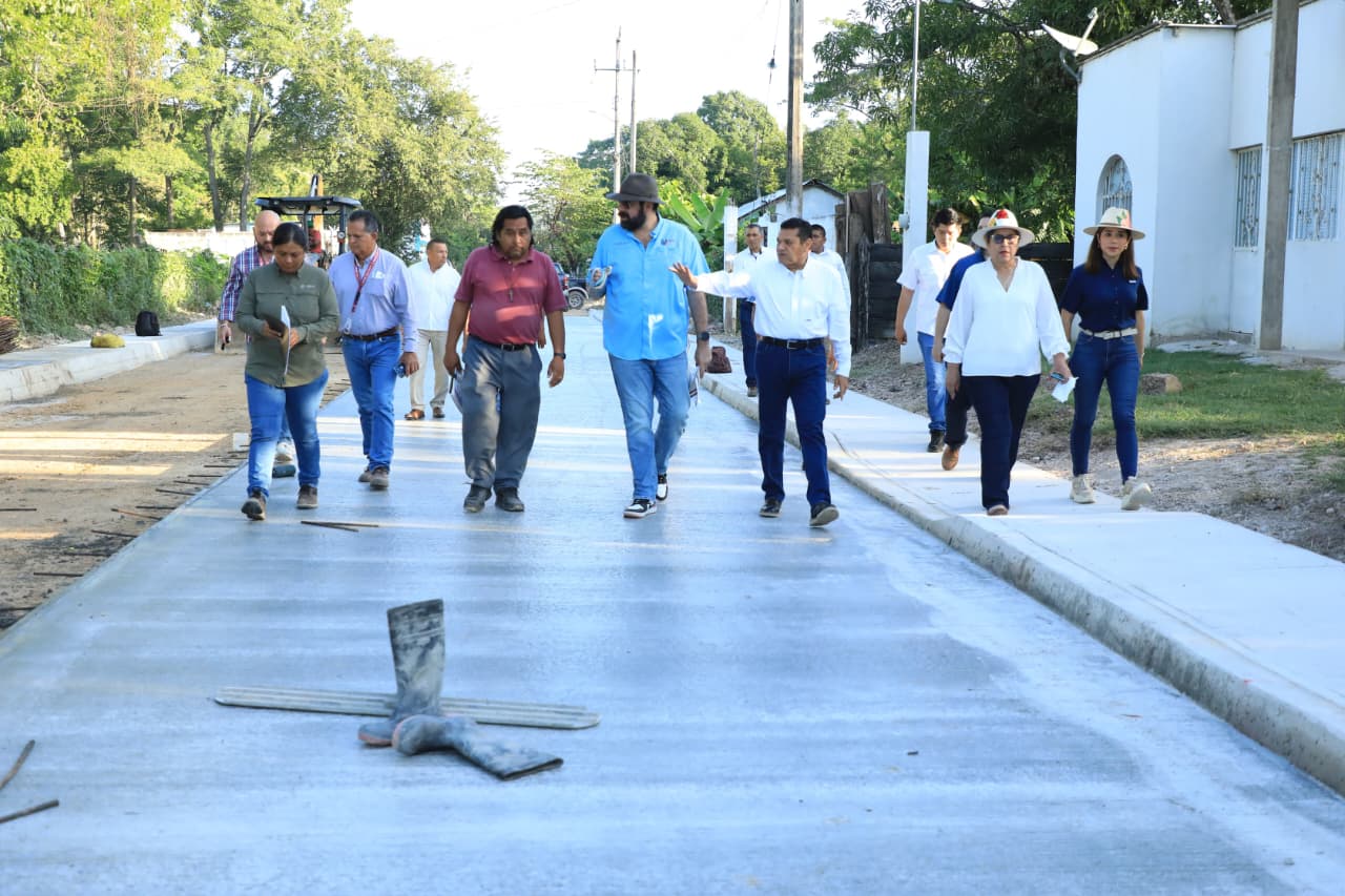 Supervisa Javier May pavimentación de calles con concreto hidráulico en Villa El Triunfo, Balancán.