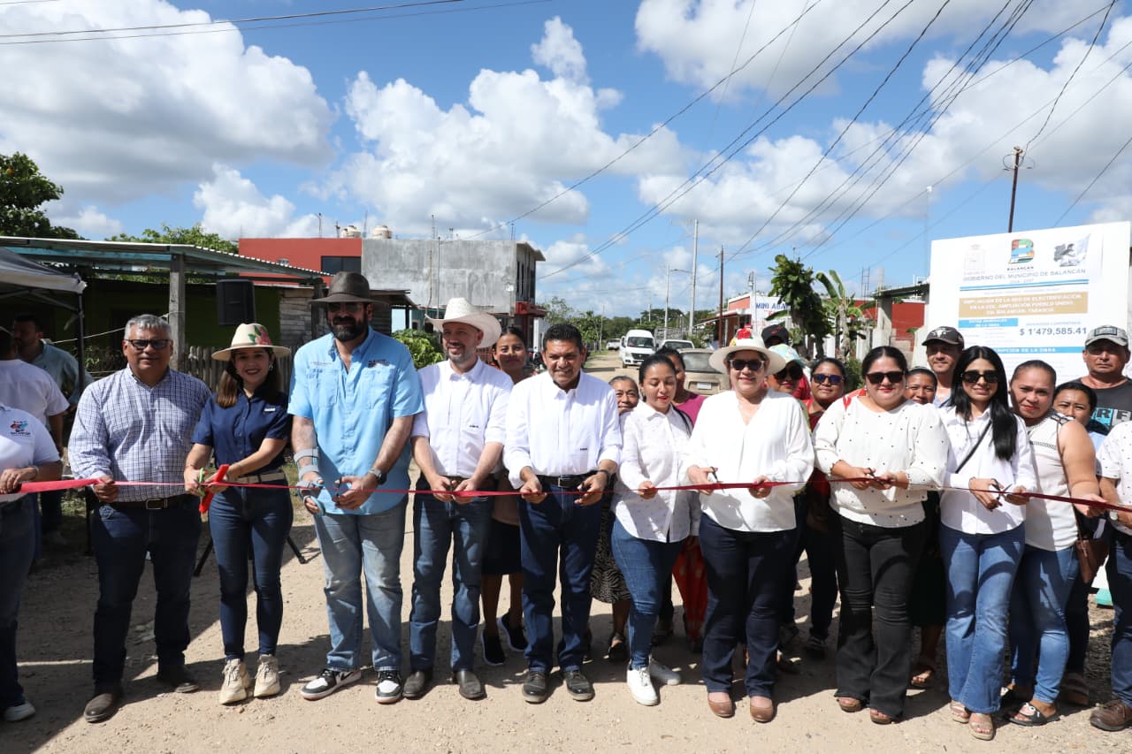 Continúa Javier May entregando obra pública en los municipios; en Balancán inauguró y supervisó infraestructura vial, recreativa y viviendística, “en 2026 nos irá mejor”, compromete