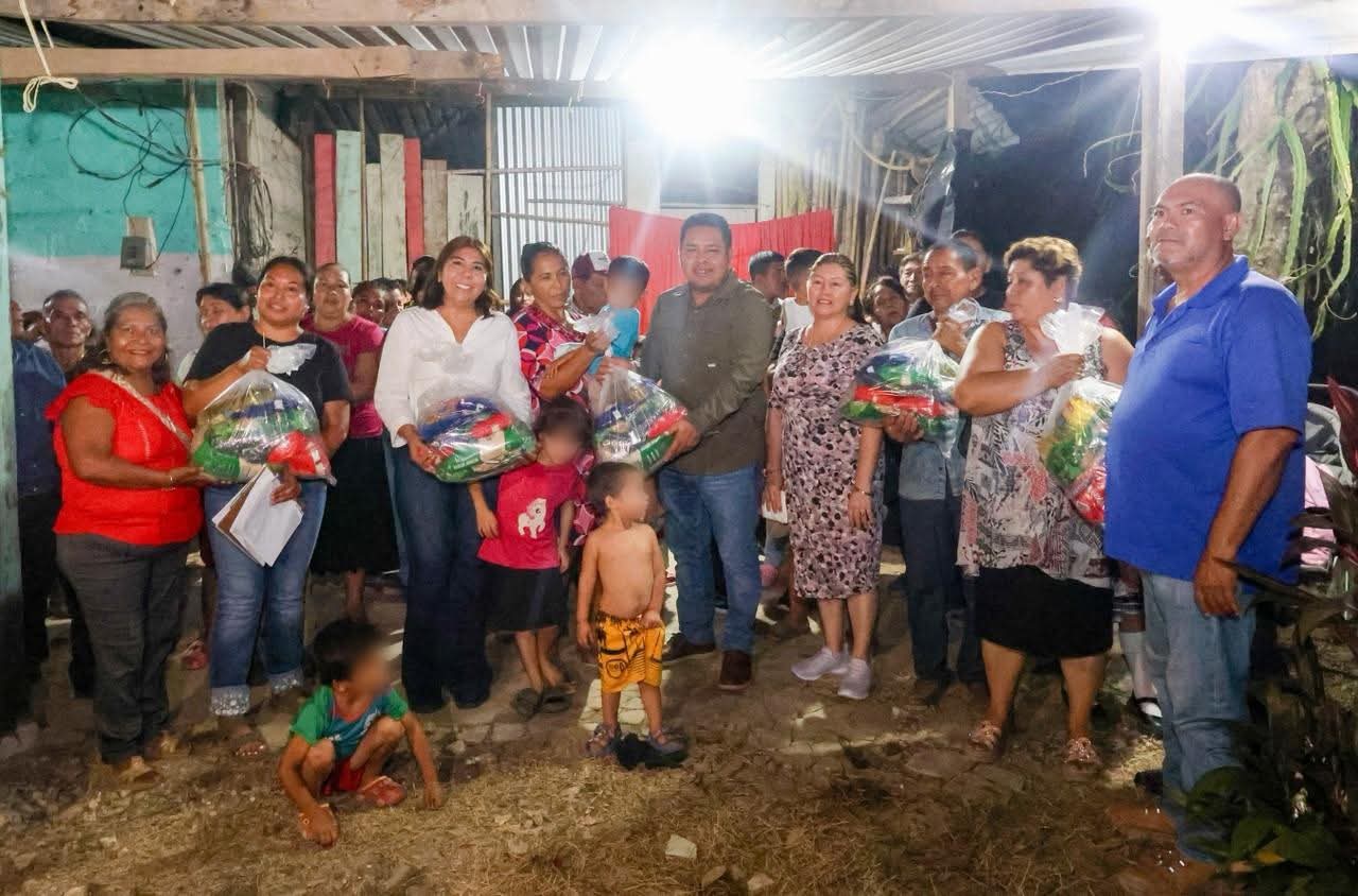 Mari Luz Velázquez Jiménez encabeza la entrega de apoyos alimentarios en Brisas del Mezcalapa, Huimanguillo.