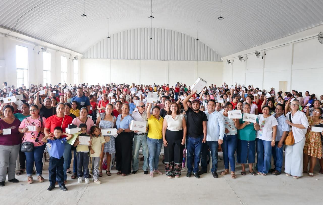 Alcaldesa Mari Luz Velázquez continúa apoyando a la niñez con entrega de calzado escolar en La Venta.