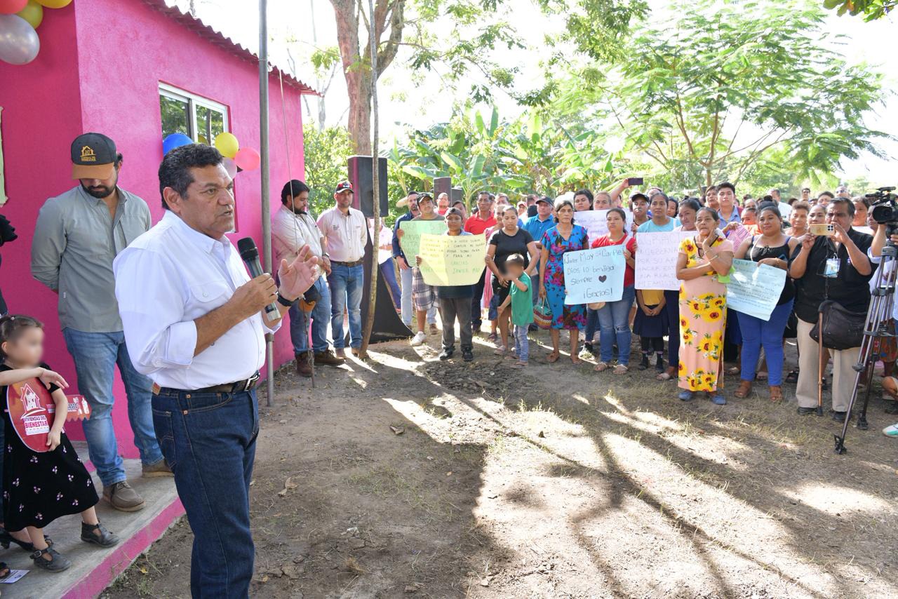 Con hogares dignos y seguros se transforma la vida de familias tabasqueñas; entrega Javier May 55 acciones del Programa Viviendas del Bienestar en Paraíso.