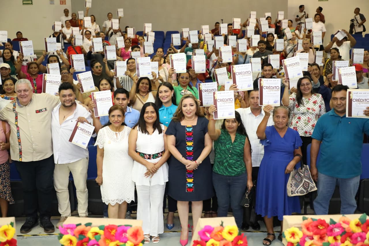 Reciben 243 artesanas y artesanos tabasqueños créditos, con lo que el Gobierno del Estado respalda su labor e incentiva esta actividad.