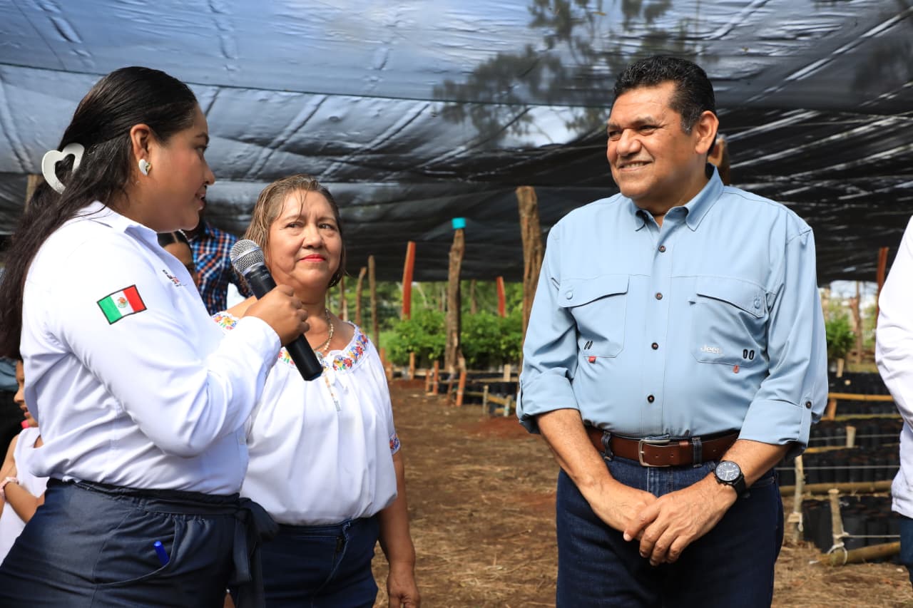 Pese a tener agenda con múltiples actividades, Gobernador Javier May accede siempre a atender solicitudes espontáneas de estudiantes y campesinos.