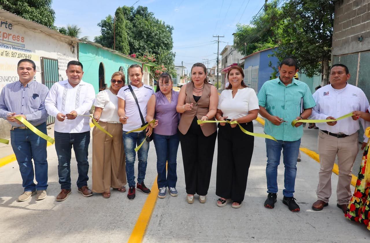 La presidenta municipal Mari Luz Velázquez Jiménez, acompañada por la secretaria de Cultura, Aida Castillo Santiago, inauguran la rehabilitación integral de la calle Iturbide de Huimanguillo.