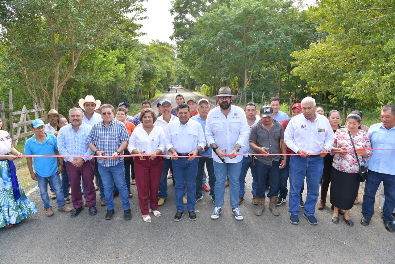 Inaugura Javier May rehabilitación de carretera en Jonuta; anuncia inversión de 50 mdp para compra de equipos y maquinaria para modernizar caminos estatales.