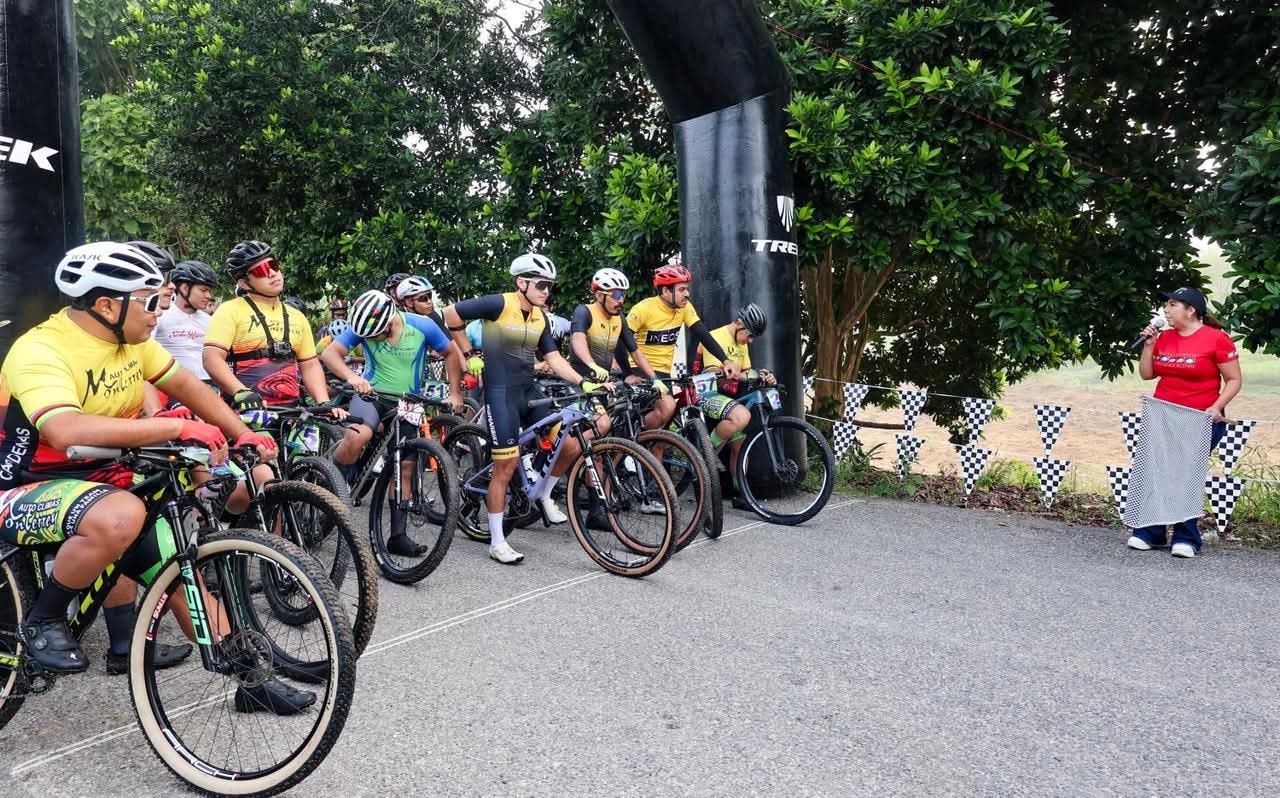 Presidenta Municipal Mari Luz Velázquez Jiménez da el banderazo de arranque de la carrera de ciclismo de montaña en Huimanguillo.