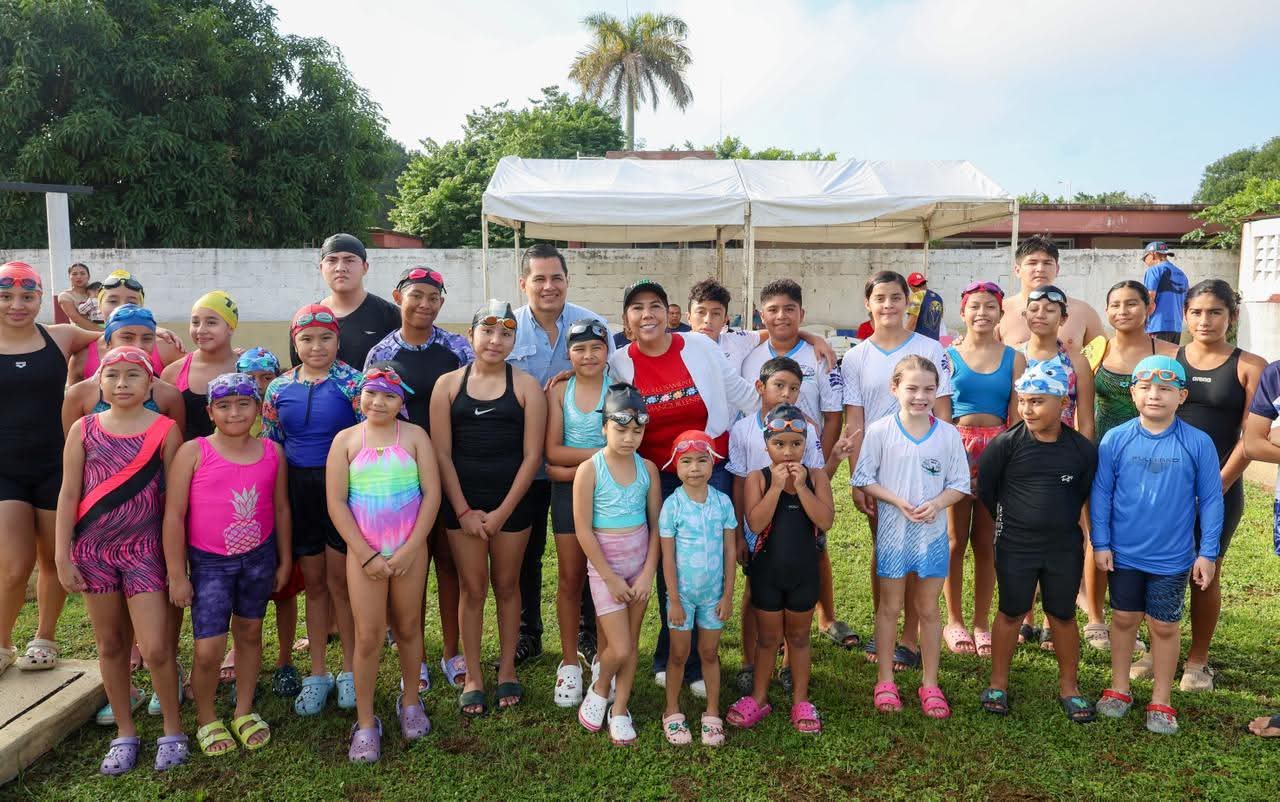 La presidenta Municipal Mari Luz Velázquez Jiménez da banderazo de arranque de la 1ª Convivencia Acuática 2025 en la alberca municipal.