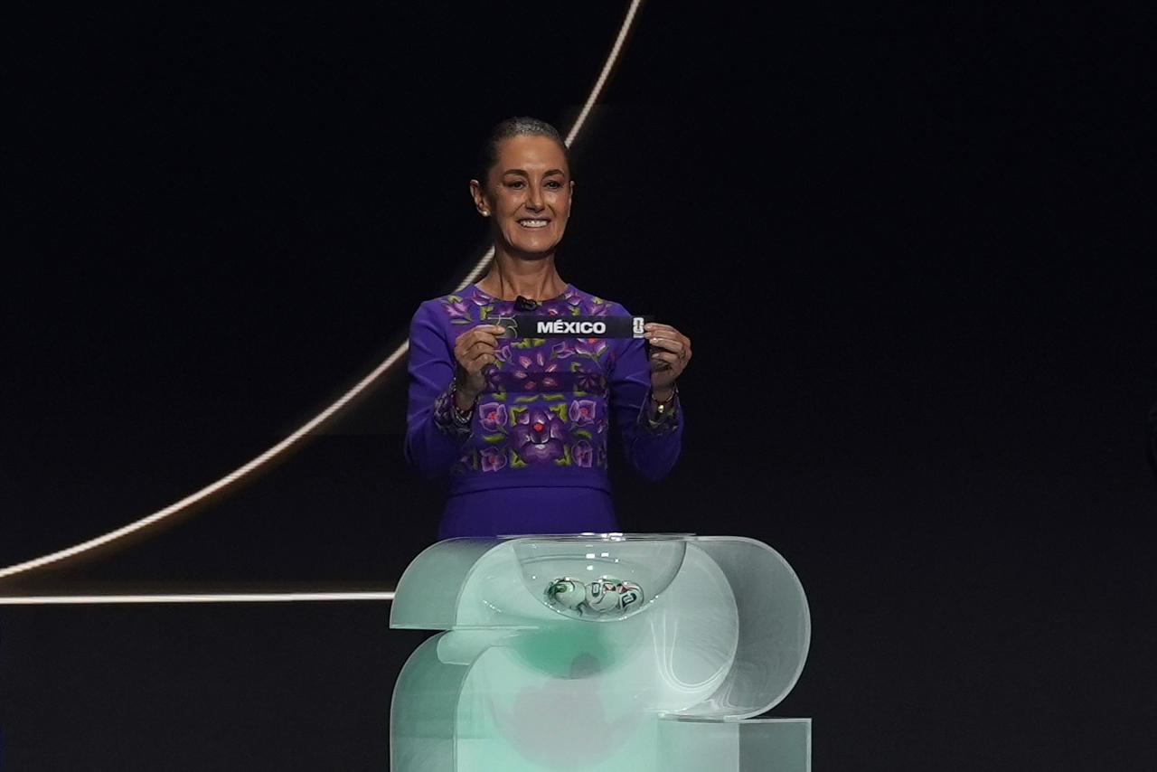 ESTAMOS ORGULLOSOS Y ORGULLOSAS DE RECIBIR POR TERCERA VEZ LA COPA MUNDIAL. TENEMOS UN PUEBLO EXTRAORDINARIO: PRESIDENTA CLAUDIA SHEINBAUM EN SORTEO FIFA 2026.