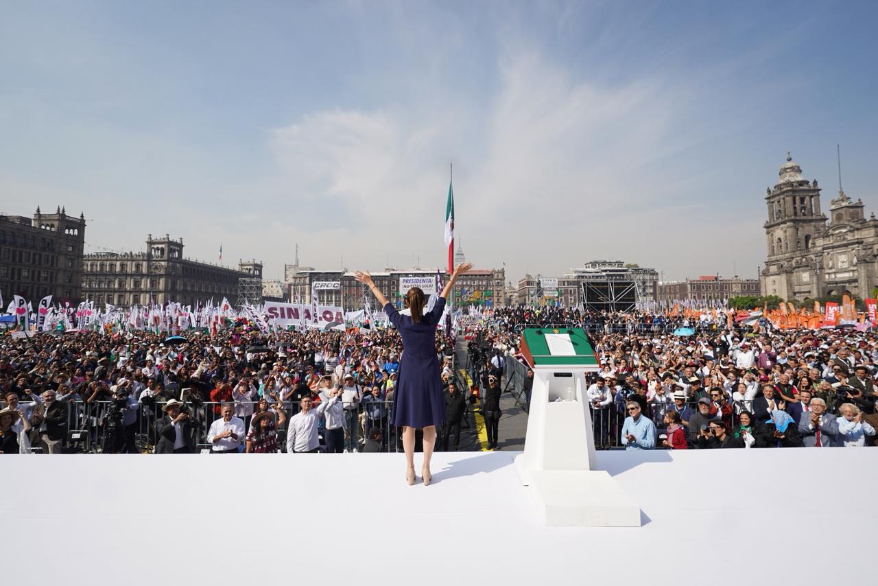 ANTE 600 MIL PERSONAS EN EL ZÓCALO, PRESIDENTA CLAUDIA SHEINBAUM SOSTIENE: MÉXICO AVANZA CON DIGNIDAD, CON JUSTICIA, CON UNIDAD Y CON LA FUERZA INVENCIBLE DE SU PUEBLO.
