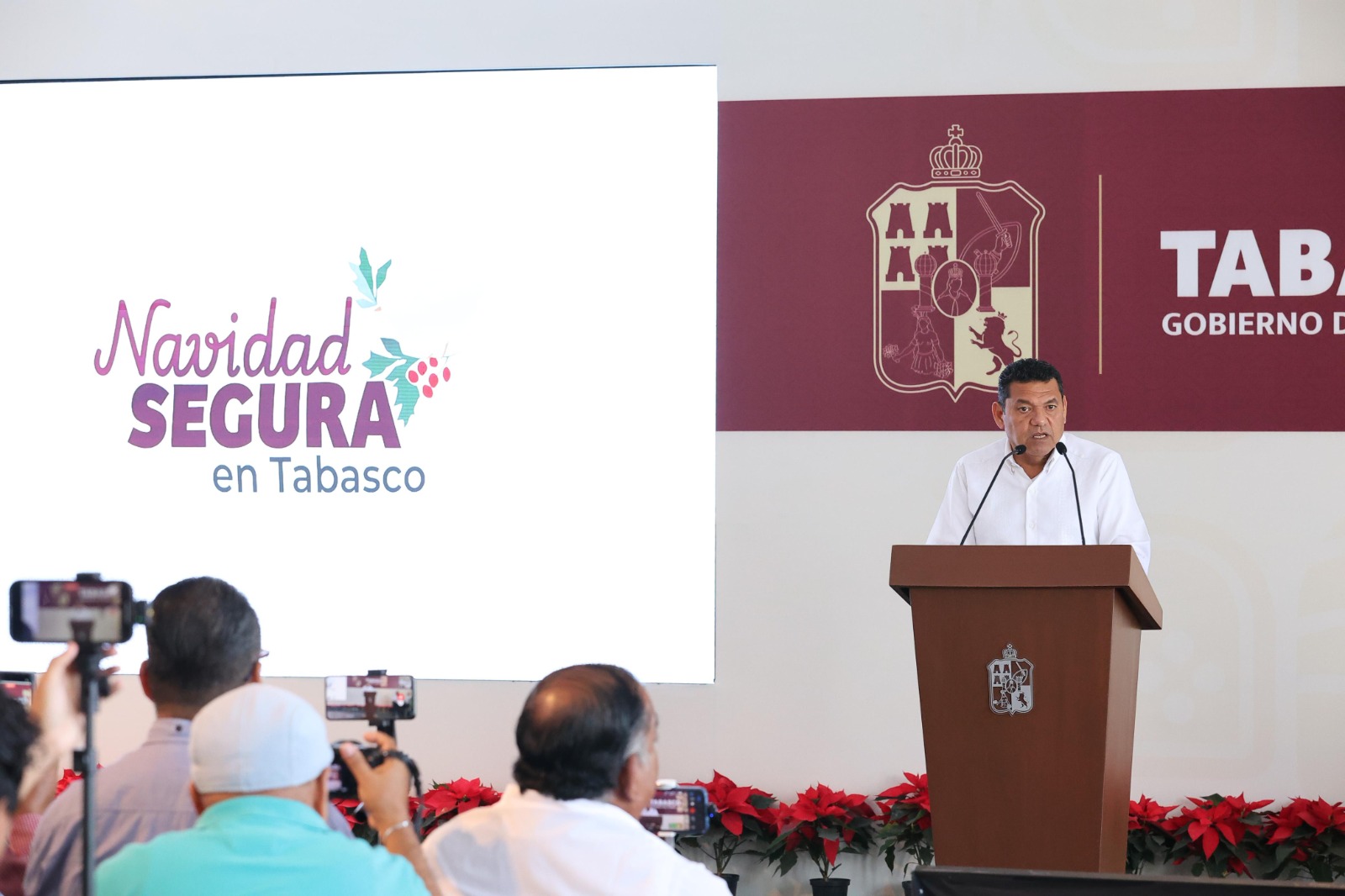 Anuncia Gobernador Javier May nuevo aumento salarial a policías estatales para 2026.