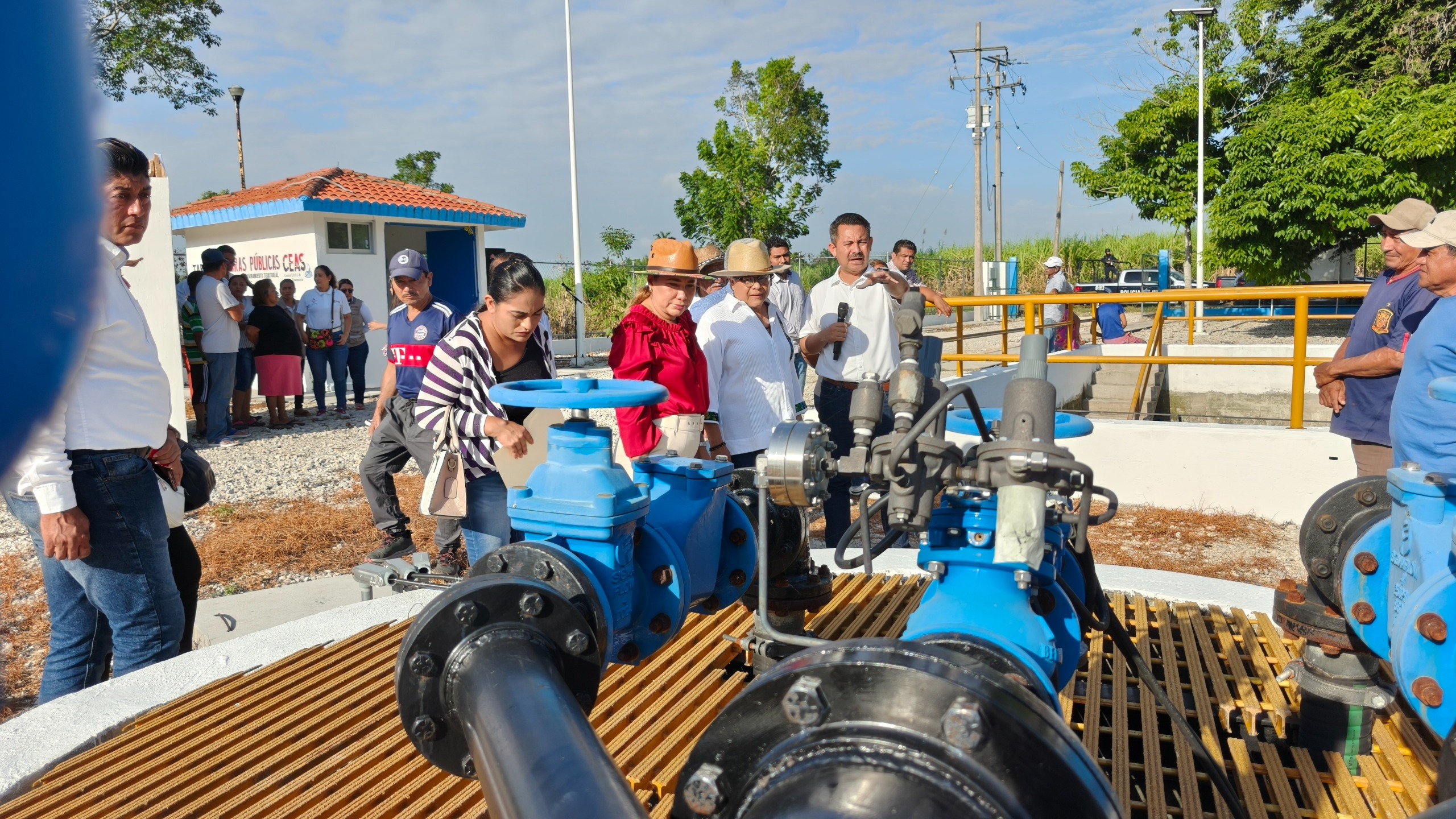 Gobierno del Estado entregó obras de infraestructura social y educativa que generan bienestar a familias de Cunduacán.