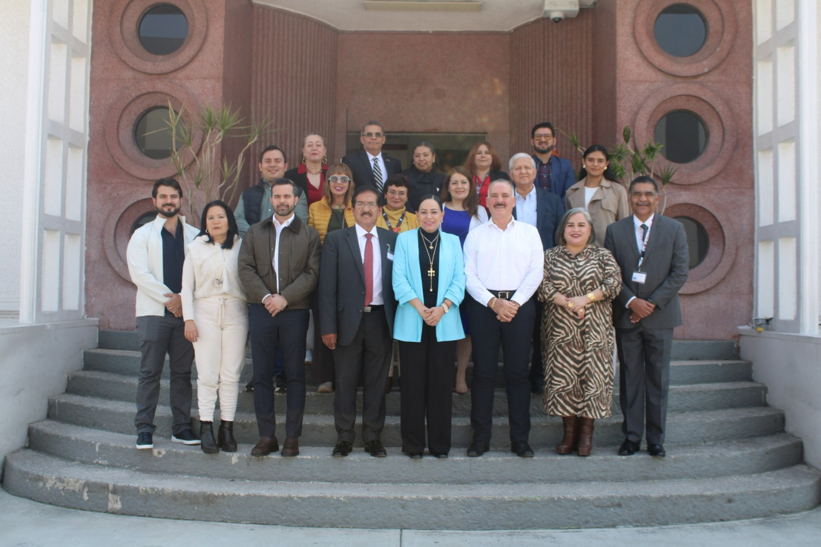 Visita delegación tabasqueña la Universidad de la Salud en la CDMX.