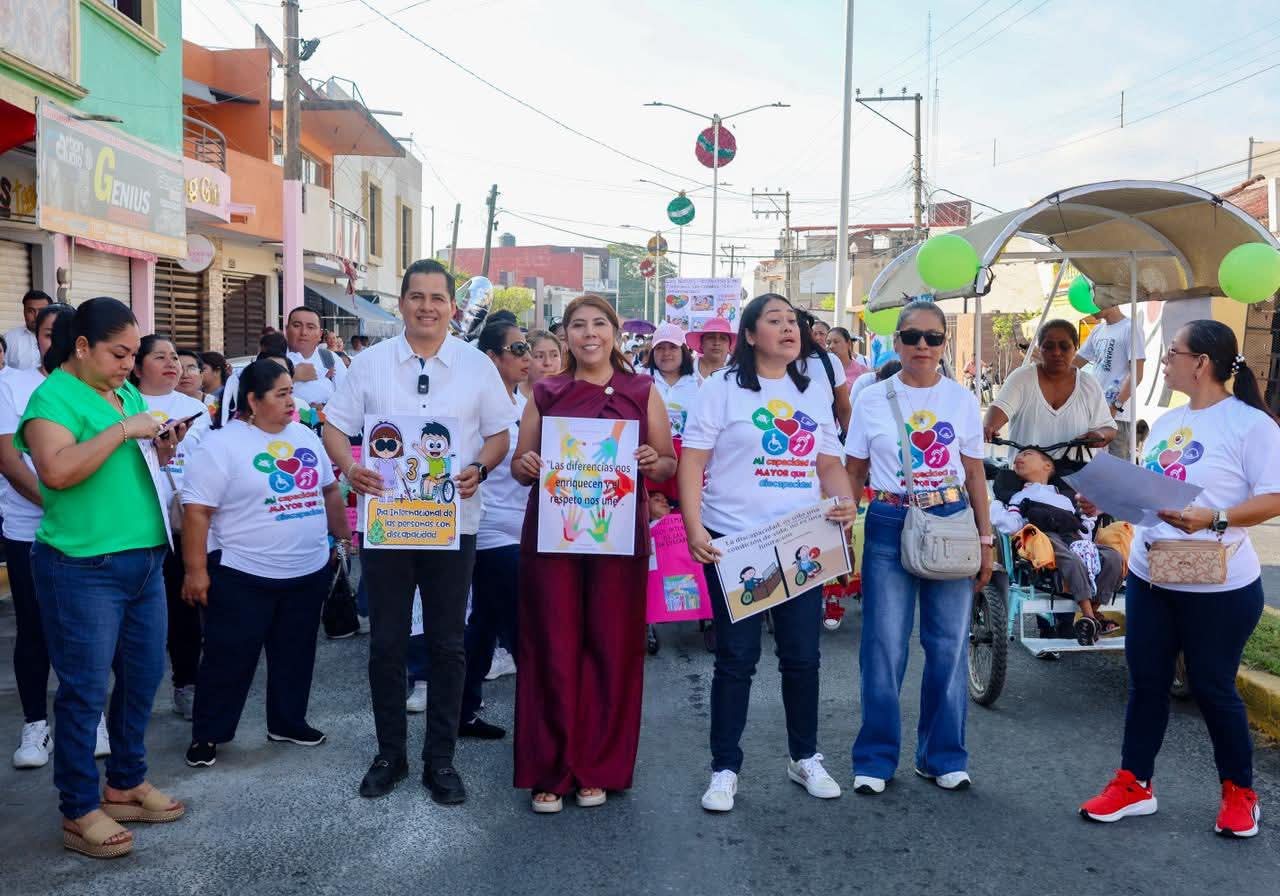 Presidenta municipal Mari Luz Velázquez Jiménez encabeza la caminata organizada por el Ayuntamiento de Huimanguillo, con el propósito de promover la inclusión en el Día Internacional de las Personas con Discapacidad.