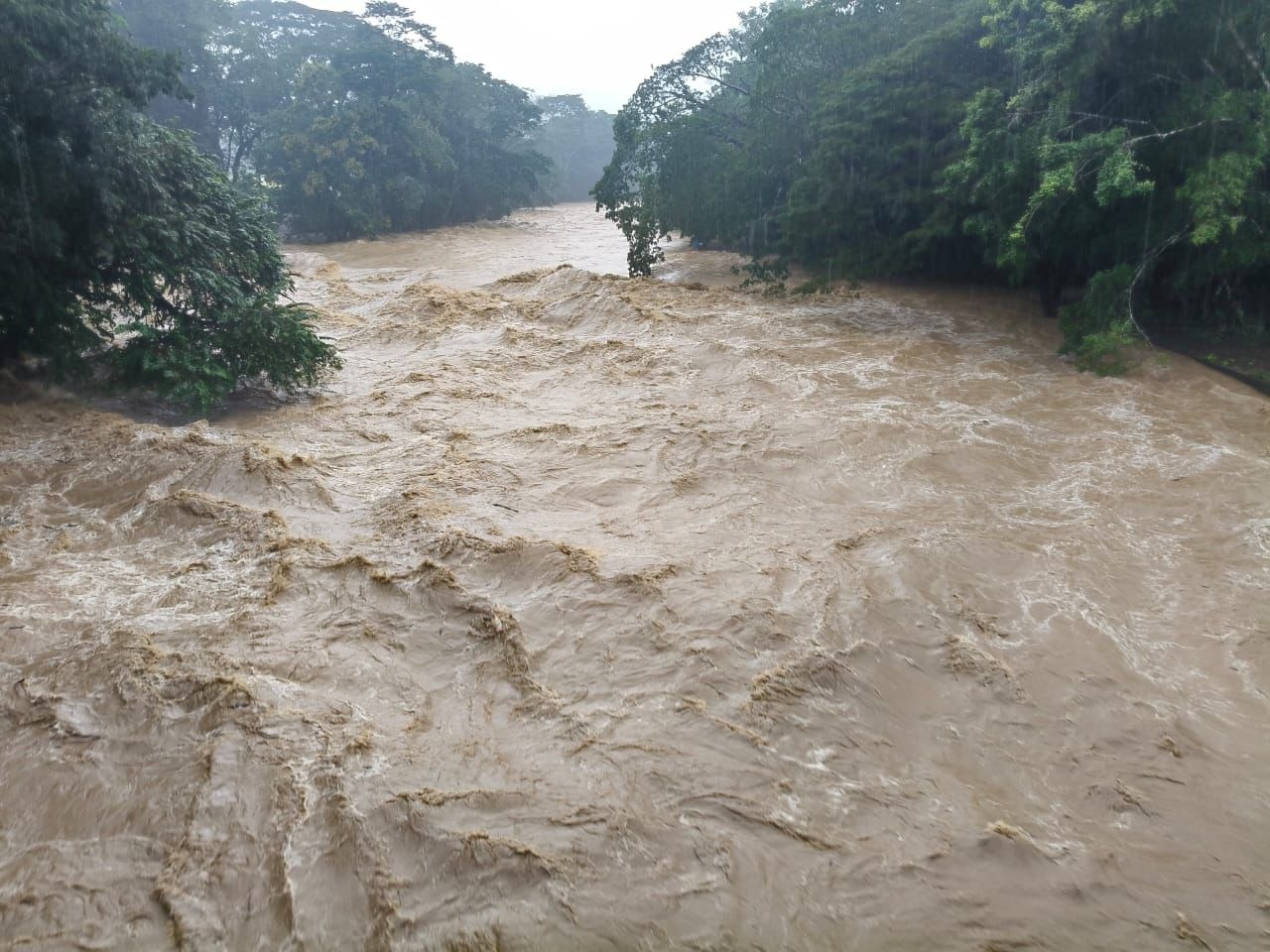Frente Frío N. 19 provoca lluvias fuertes en Tabasco; autoridades mantienen vigilancia sin afectaciones mayores.
