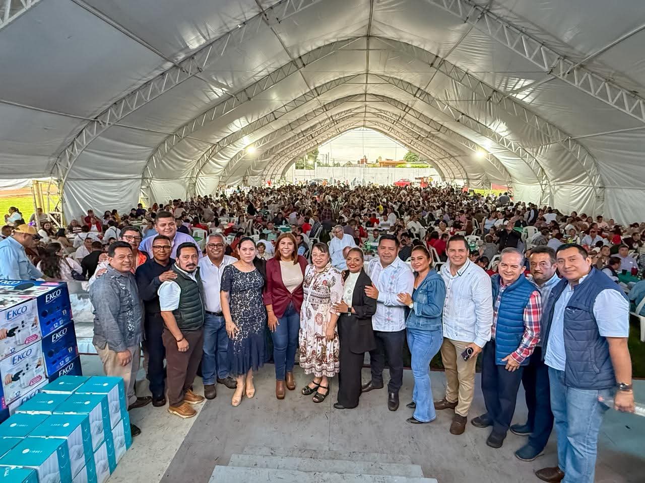 La presidenta municipal, Mari Luz Velázquez Jiménez, celebra la Posada Navideña con los trabajadores del Ayuntamiento de Huimanguillo.