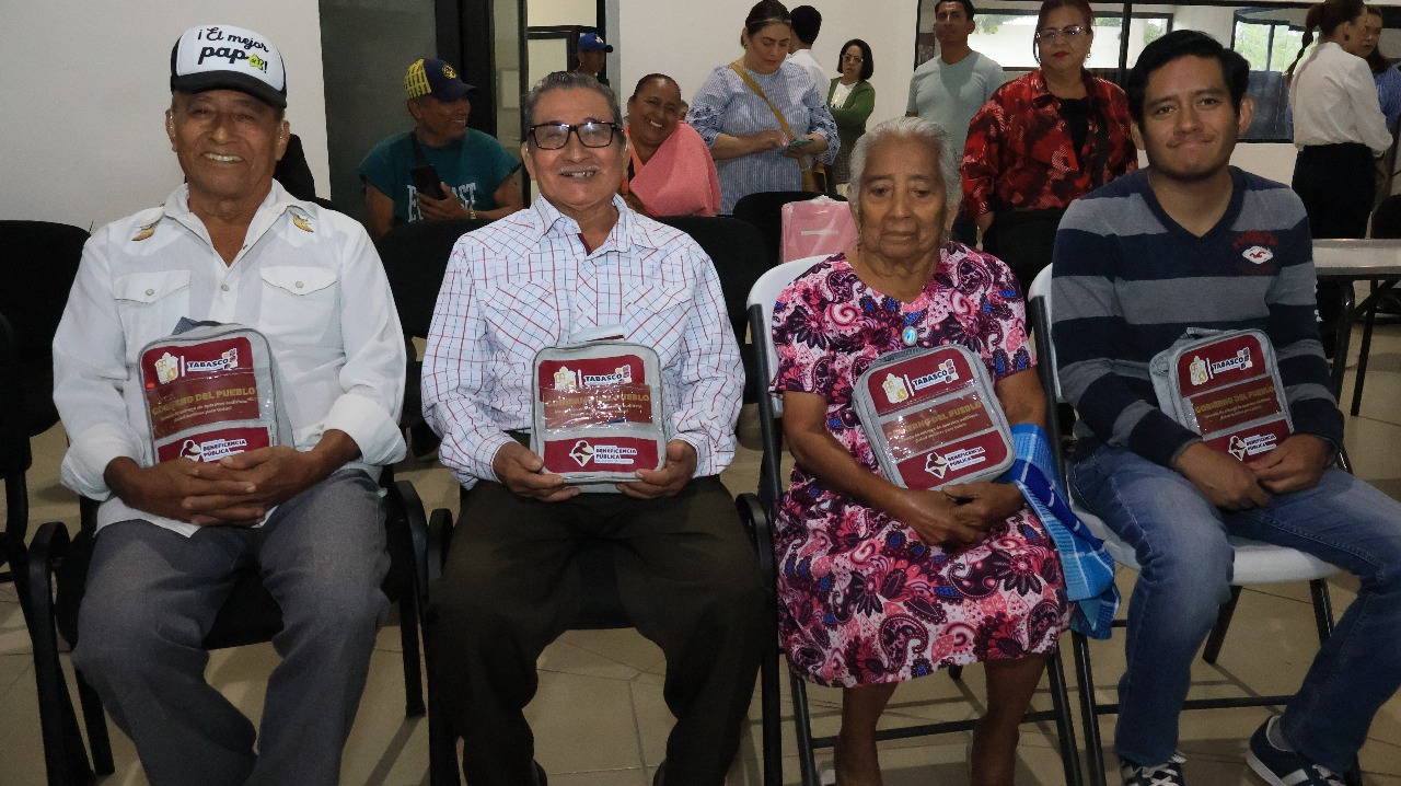 Entrega Beneficencia Pública más de 600 aparatos auditivos y 131 kits de prótesis de mama externa, para fortalecer la inclusión y el bienestar de las y los tabasqueños.