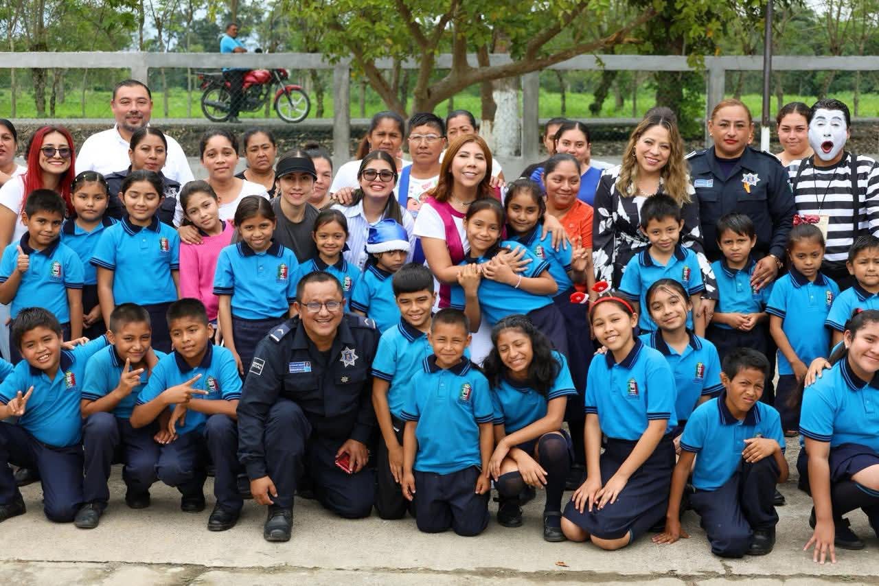 La presidenta municipal Mari Luz Velázquez Jiménez encabeza en Primaria de Paredón 2ª sección, una nueva jornada de salud mental “Comunidad, Sentido de Vida y Esperanza”.